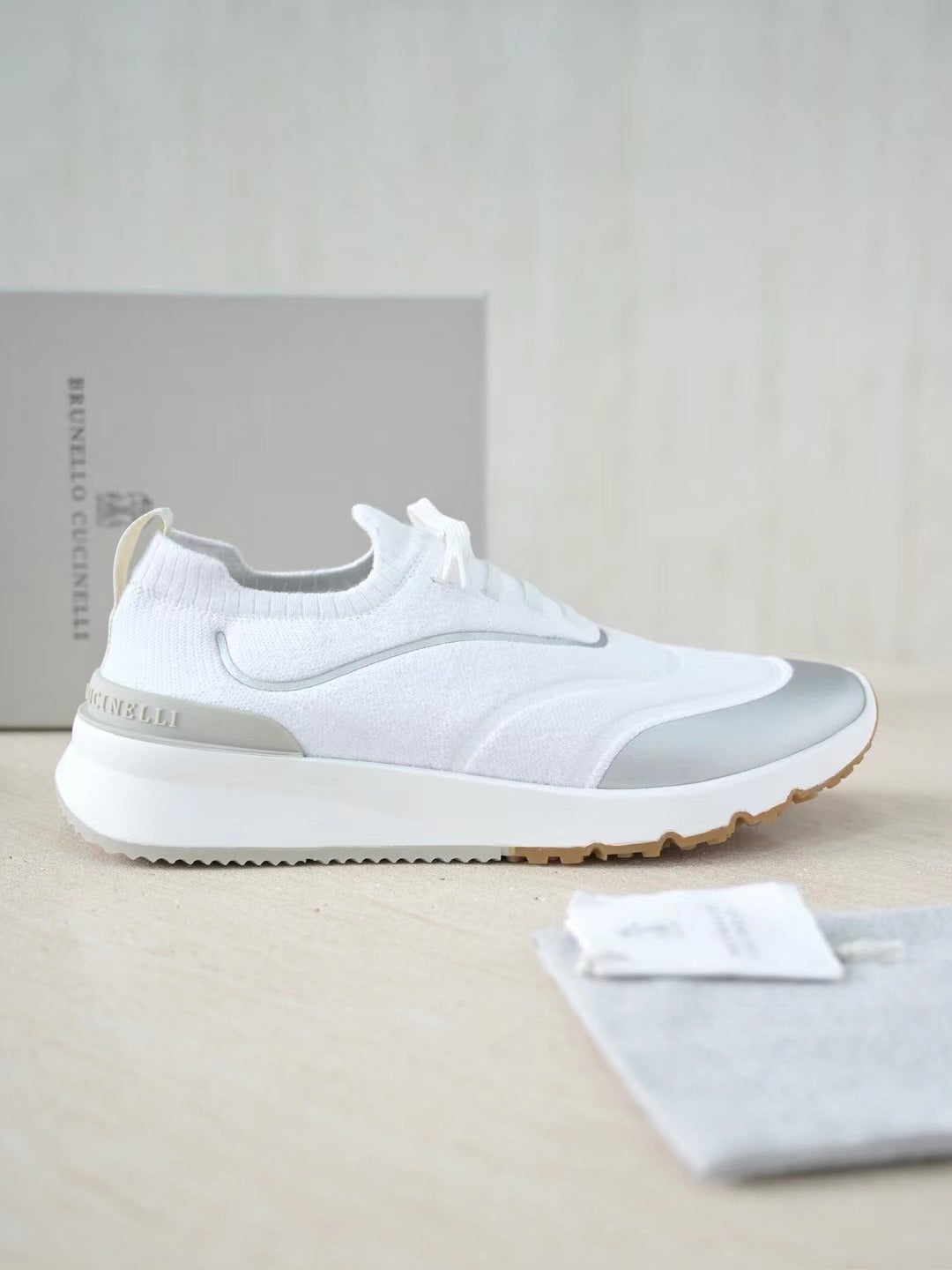 Brunello Cucinelli Herren Sneaker aus weißem Textil mit silbernen Lederdetails und Gummisohle