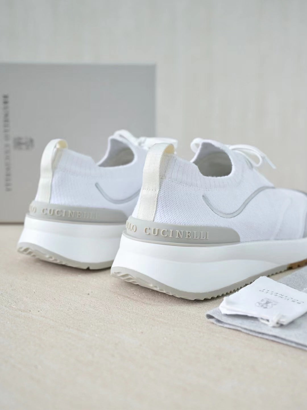 Brunello Cucinelli Herren Sneaker aus weißem Textil mit silbernen Lederdetails und Gummisohle