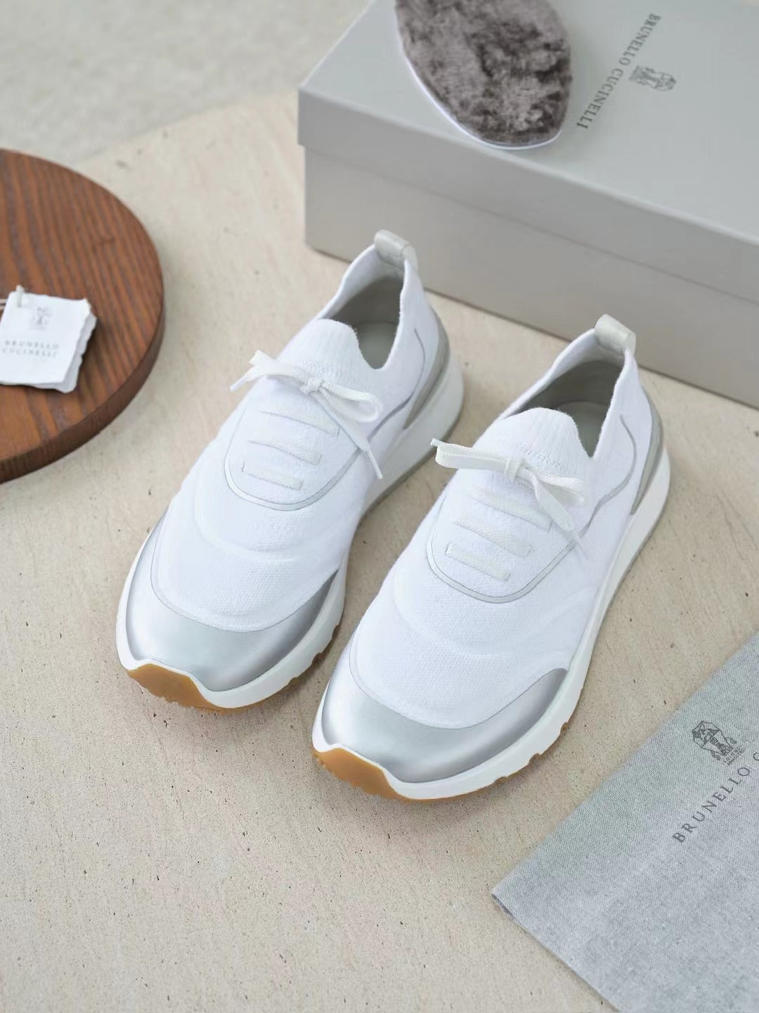 Brunello Cucinelli Herren Sneaker aus weißem Textil mit silbernen Lederdetails und Gummisohle