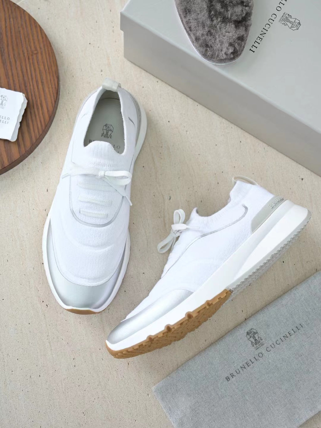 Brunello Cucinelli Herren Sneaker aus weißem Textil mit silbernen Lederdetails und Gummisohle