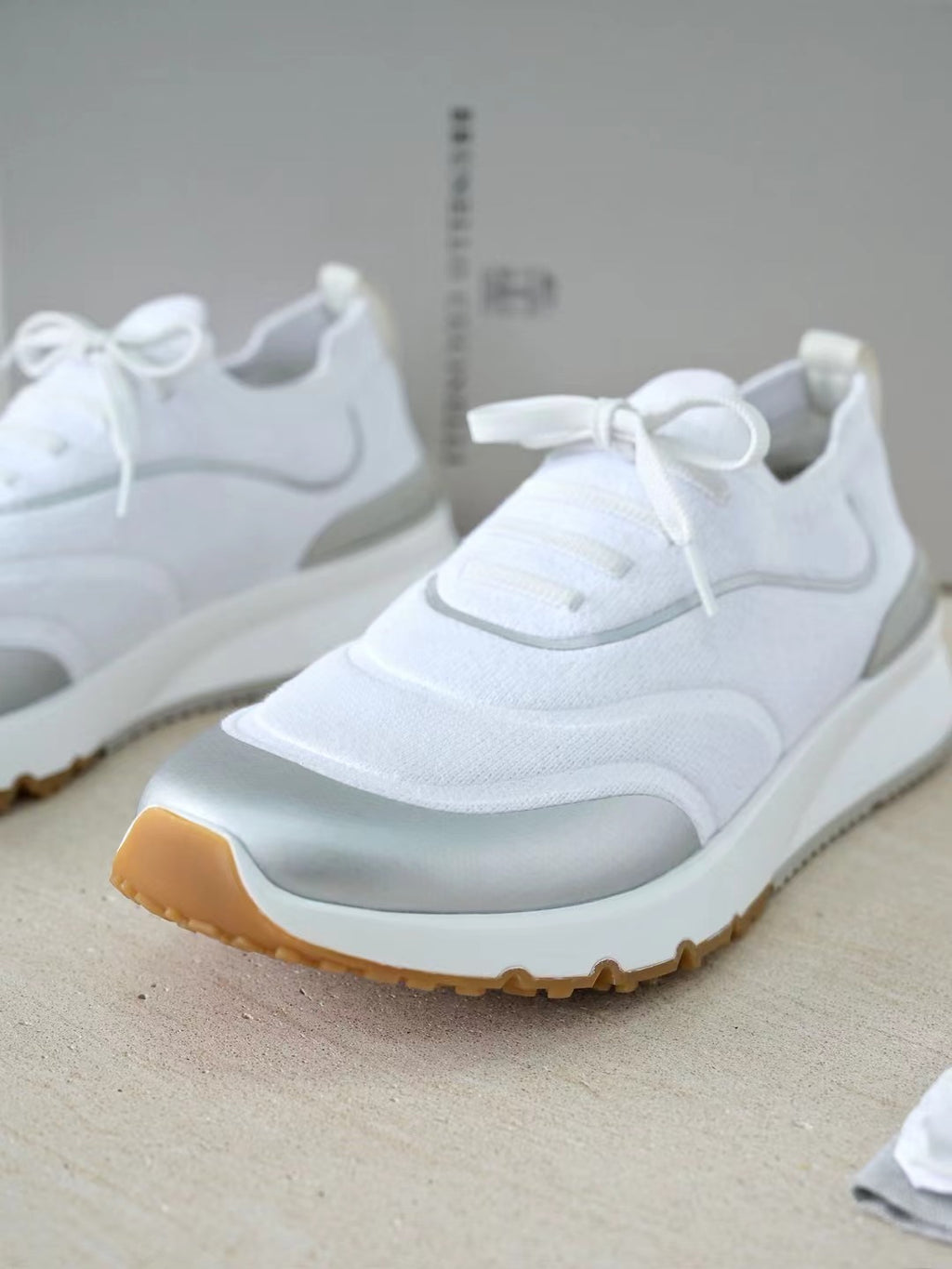 Brunello Cucinelli Herren Sneaker aus weißem Textil mit silbernen Lederdetails und Gummisohle