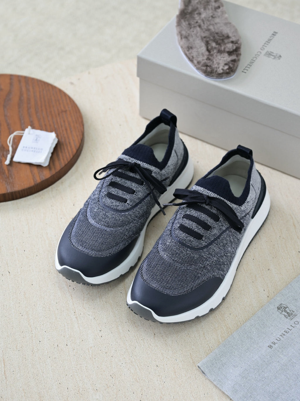 Brunello Cucinelli Herren Sneaker aus grauem Strickmaterial mit dunkelblauen Lederdetails und Gummisohle