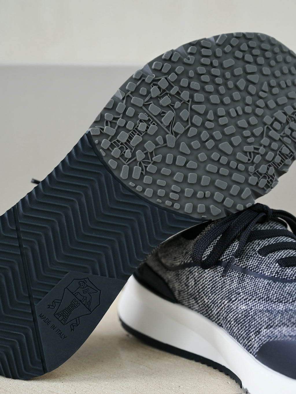 Brunello Cucinelli Herren Sneaker aus grauem Strickmaterial mit dunkelblauen Lederdetails und Gummisohle