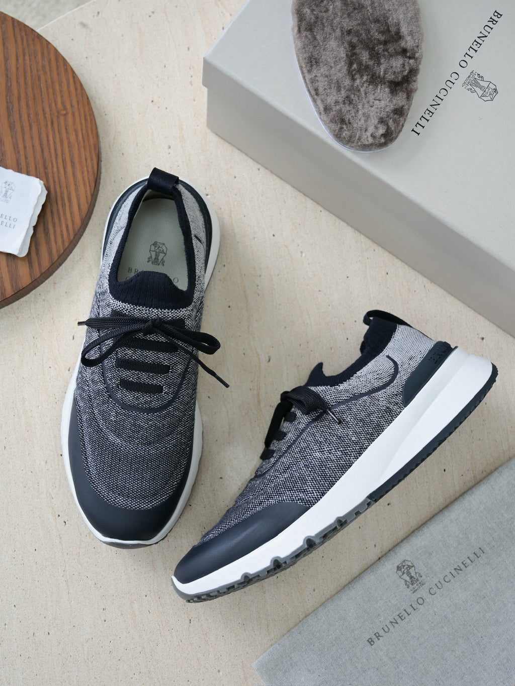 Brunello Cucinelli Herren Sneaker aus grauem Strickmaterial mit dunkelblauen Lederdetails und Gummisohle