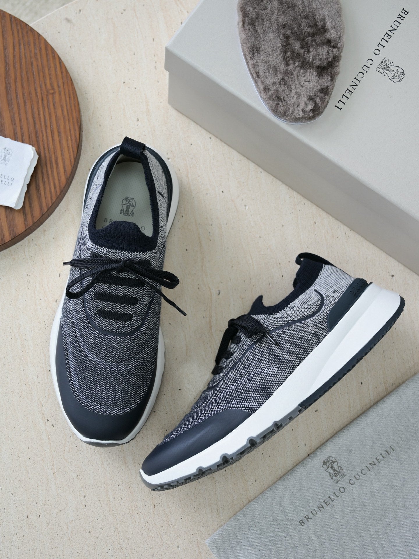 Brunello Cucinelli Herren Sneaker aus grauem Strickmaterial mit dunkelblauen Lederdetails und Gummisohle