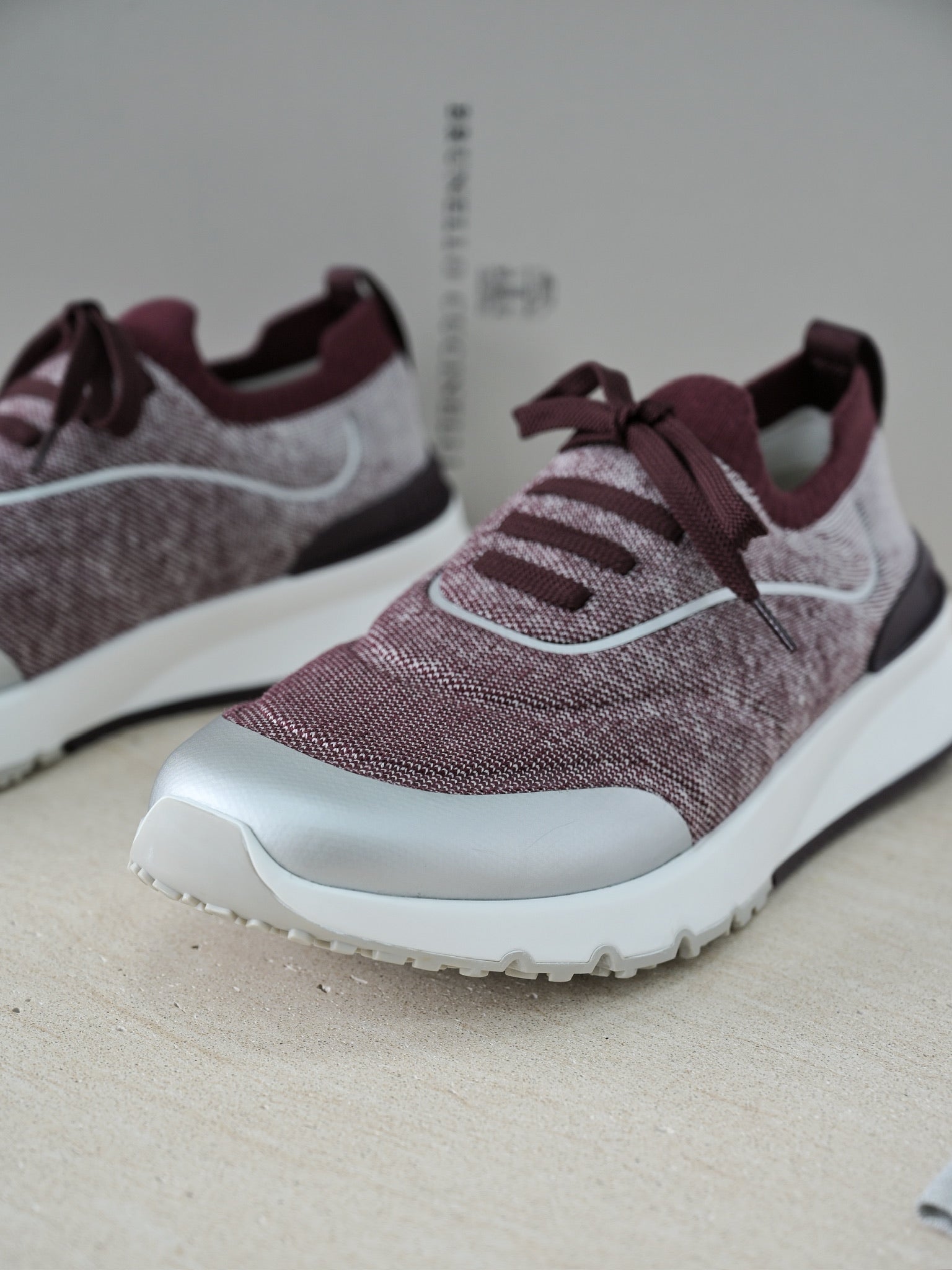 Brunello Cucinelli Herren Sneaker aus bordeauxfarbenem Strickmaterial mit silbernen Lederdetails und zweifarbiger Gummisohle