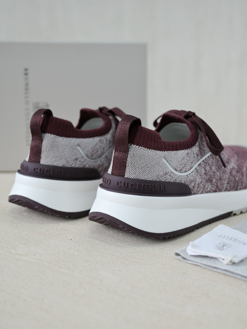 Brunello Cucinelli Herren Sneaker aus bordeauxfarbenem Strickmaterial mit silbernen Lederdetails und zweifarbiger Gummisohle