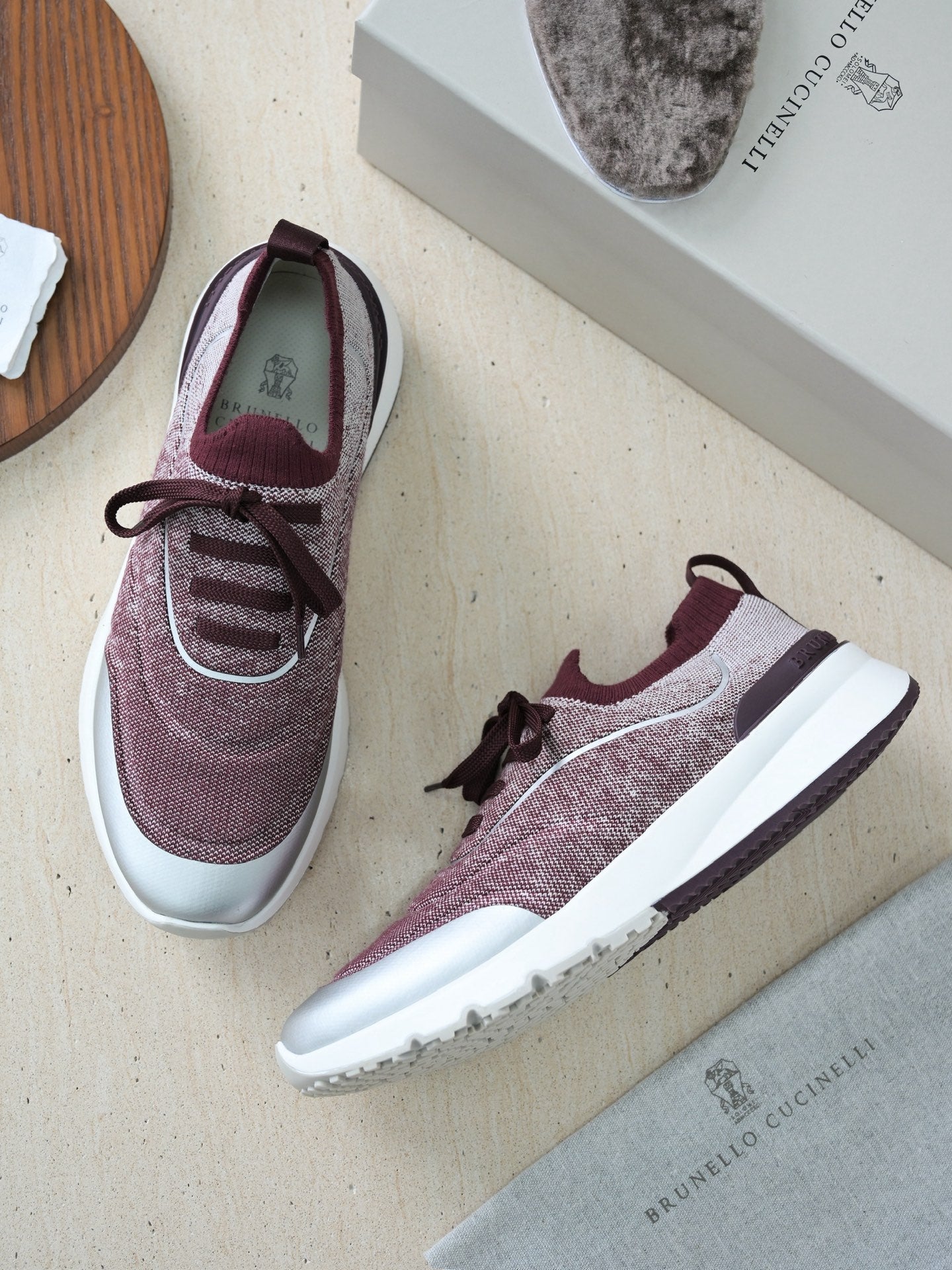 Brunello Cucinelli Herren Sneaker aus bordeauxfarbenem Strickmaterial mit silbernen Lederdetails und zweifarbiger Gummisohle