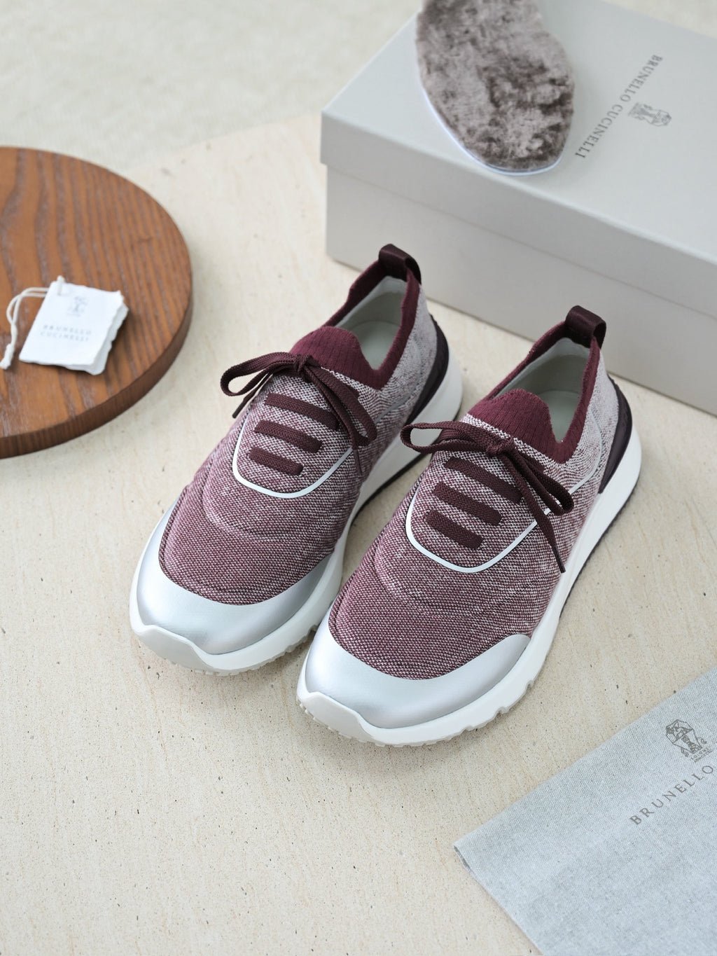 Brunello Cucinelli Herren Sneaker aus bordeauxfarbenem Strickmaterial mit silbernen Lederdetails und zweifarbiger Gummisohle