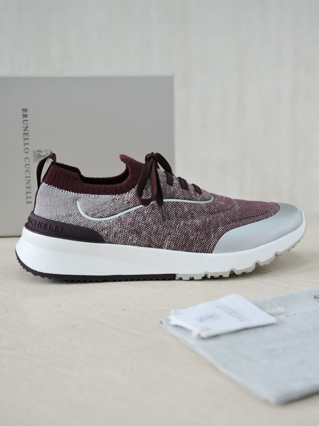 Brunello Cucinelli Herren Sneaker aus bordeauxfarbenem Strickmaterial mit silbernen Lederdetails und zweifarbiger Gummisohle