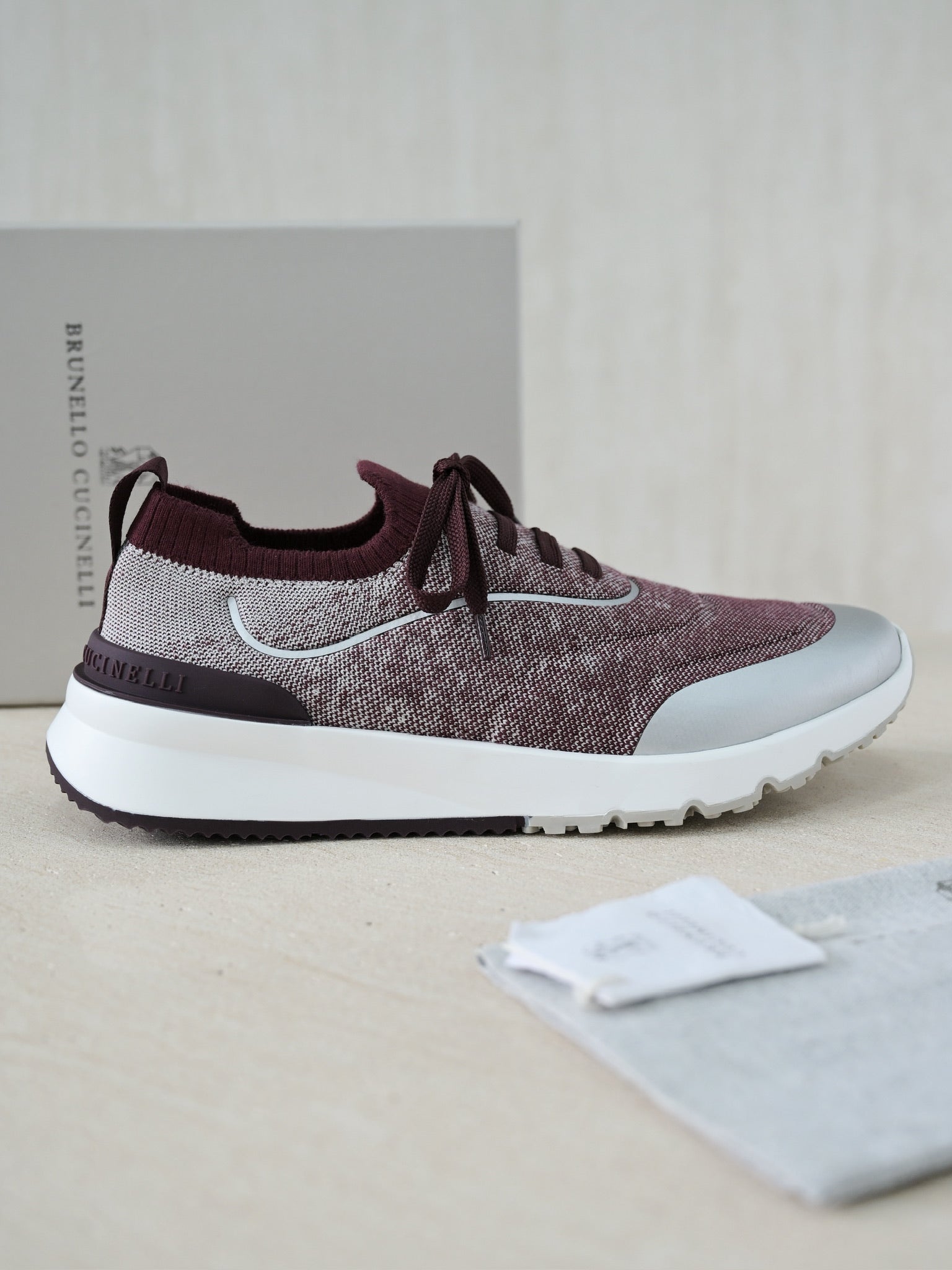 Brunello Cucinelli Herren Sneaker aus bordeauxfarbenem Strickmaterial mit silbernen Lederdetails und zweifarbiger Gummisohle