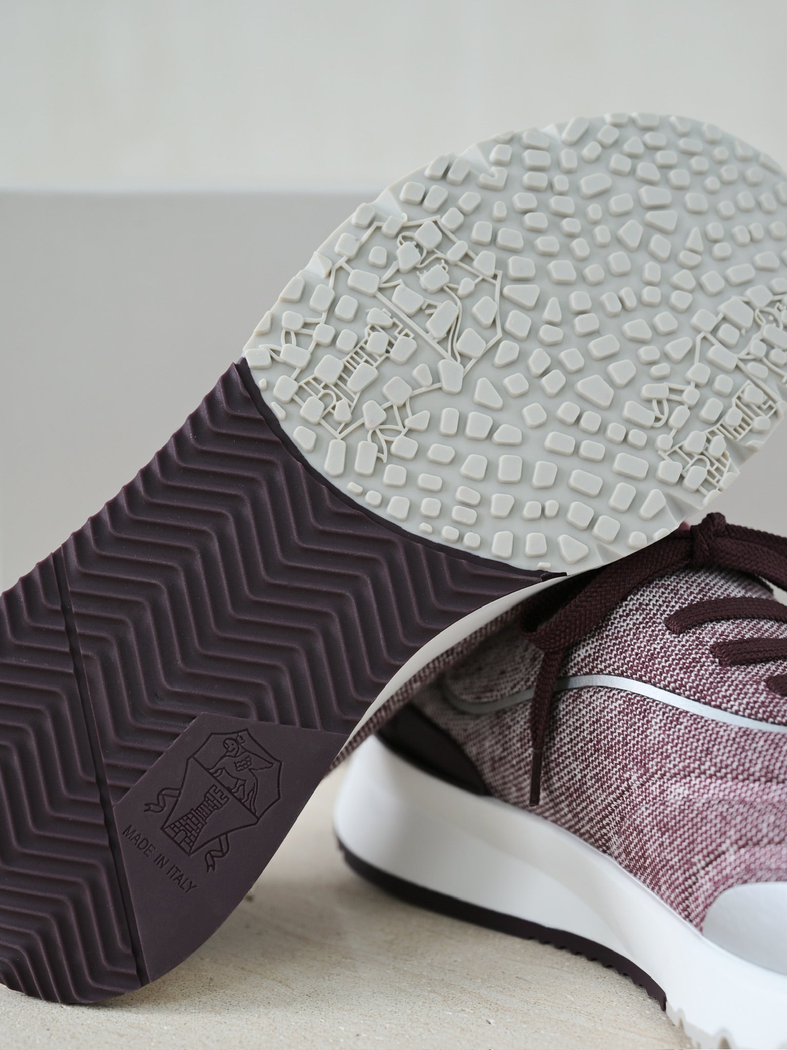 Brunello Cucinelli Herren Sneaker aus bordeauxfarbenem Strickmaterial mit silbernen Lederdetails und zweifarbiger Gummisohle