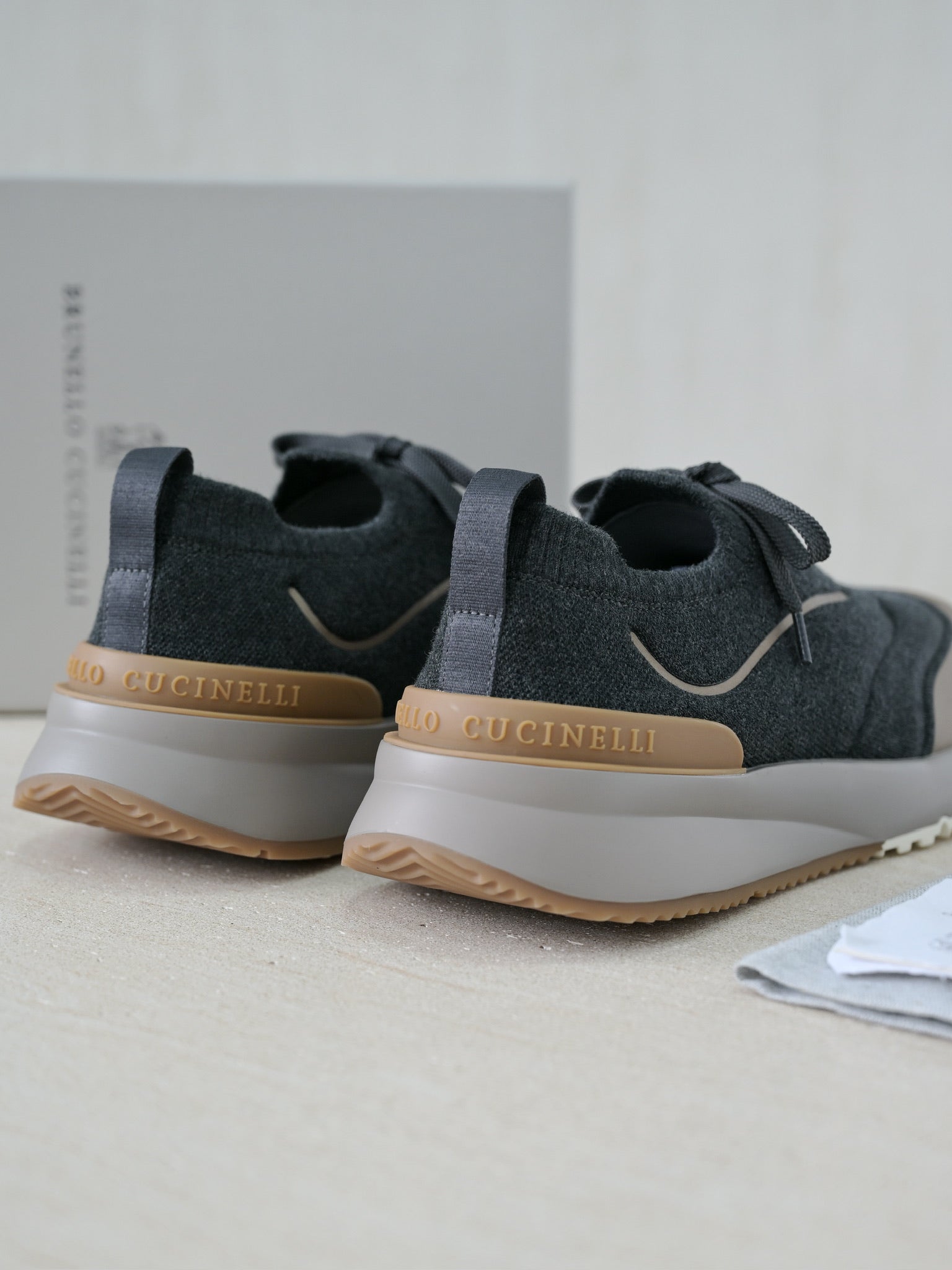 Brunello Cucinelli Herren Sneaker aus Strick mit Metallic-Details in Dunkelgrau