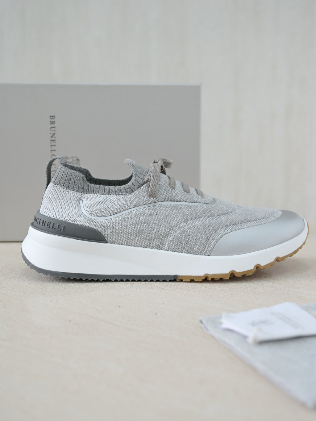 Brunello Cucinelli Herren Sneaker aus Strick mit Metallic-Details in Hellgrau