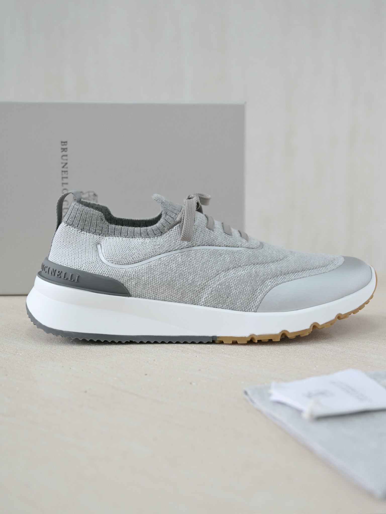 Brunello Cucinelli Herren Sneaker aus Strick mit Metallic-Details in Hellgrau