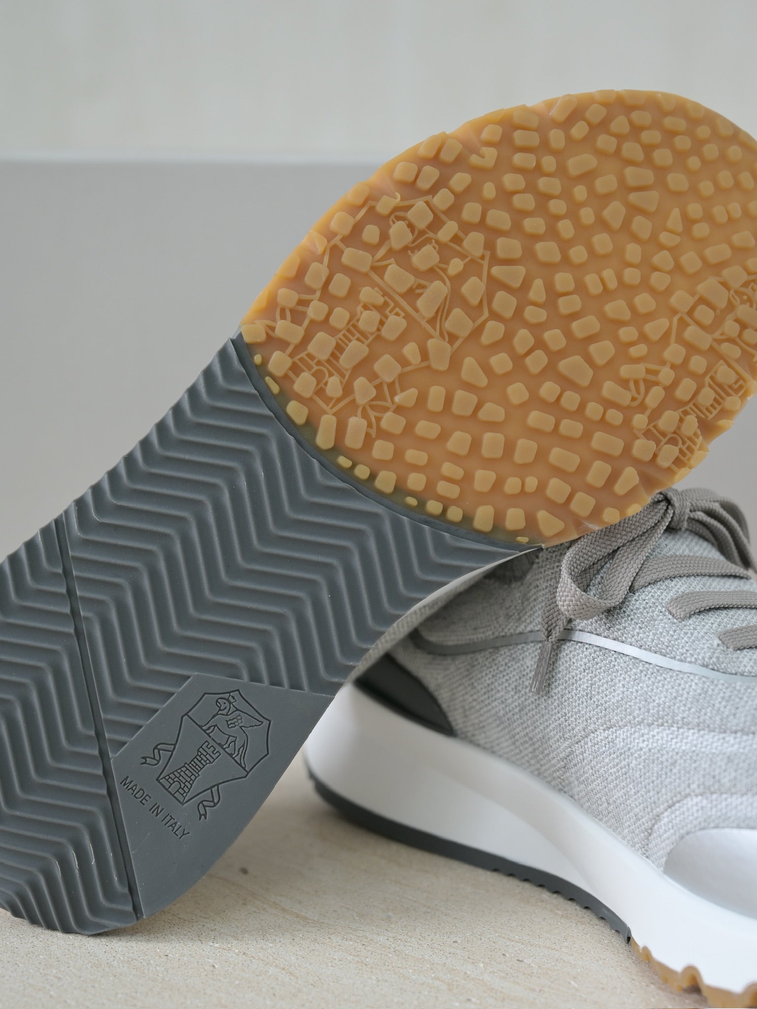 Brunello Cucinelli Herren Sneaker aus Strick mit Metallic-Details in Hellgrau