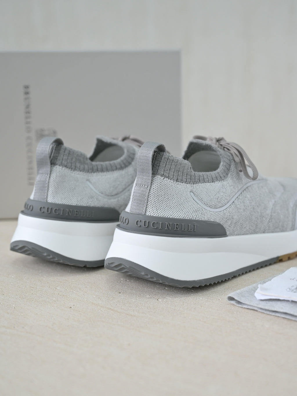 Brunello Cucinelli Herren Sneaker aus Strick mit Metallic-Details in Hellgrau