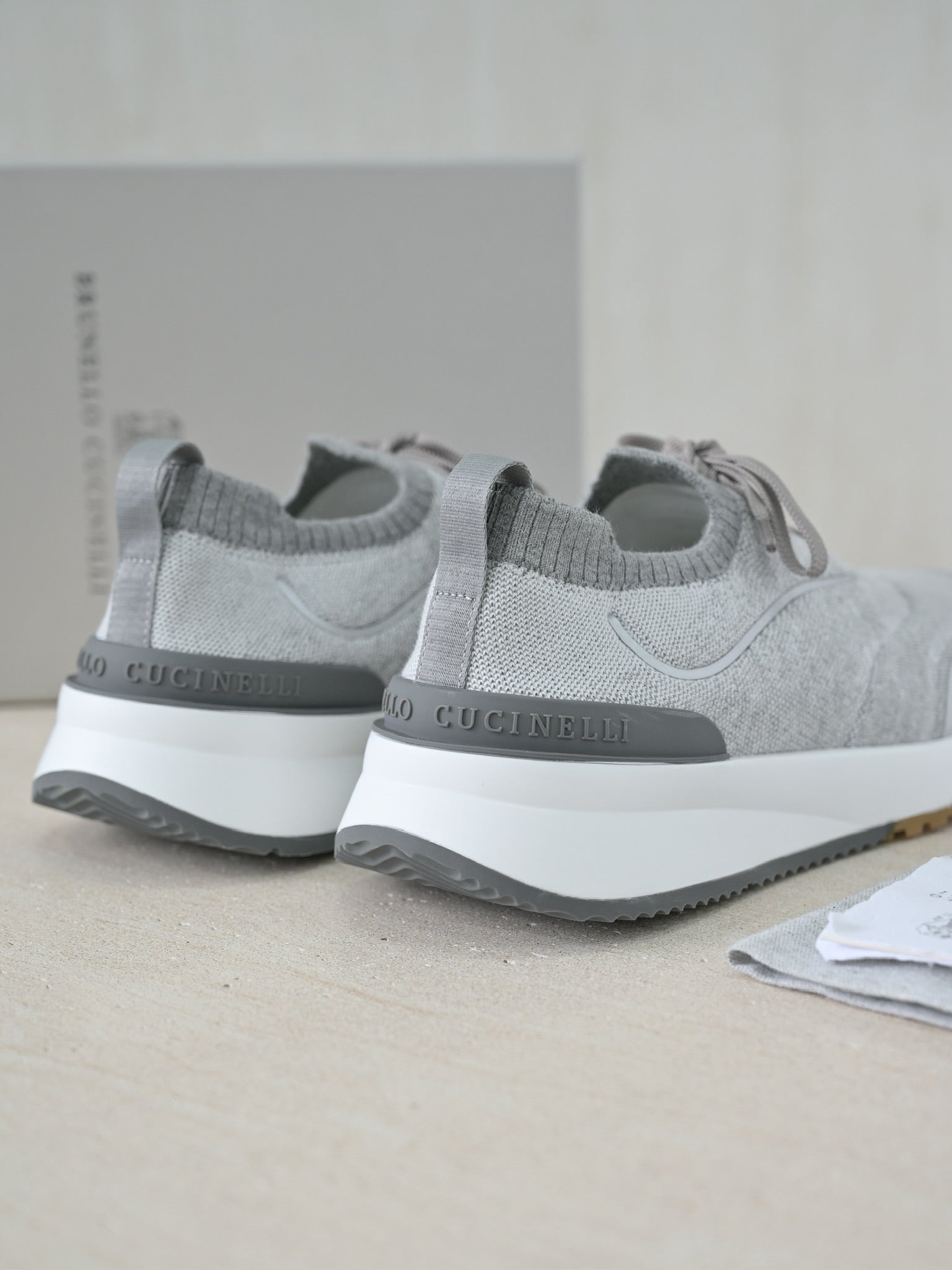 Brunello Cucinelli Herren Sneaker aus Strick mit Metallic-Details in Hellgrau