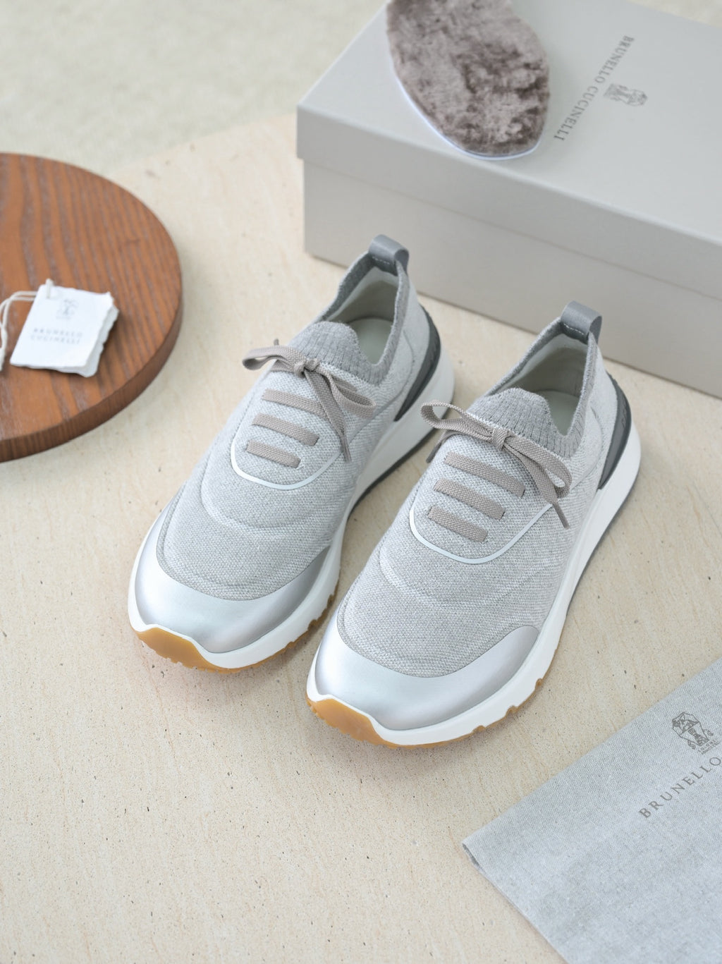 Brunello Cucinelli Herren Sneaker aus Strick mit Metallic-Details in Hellgrau