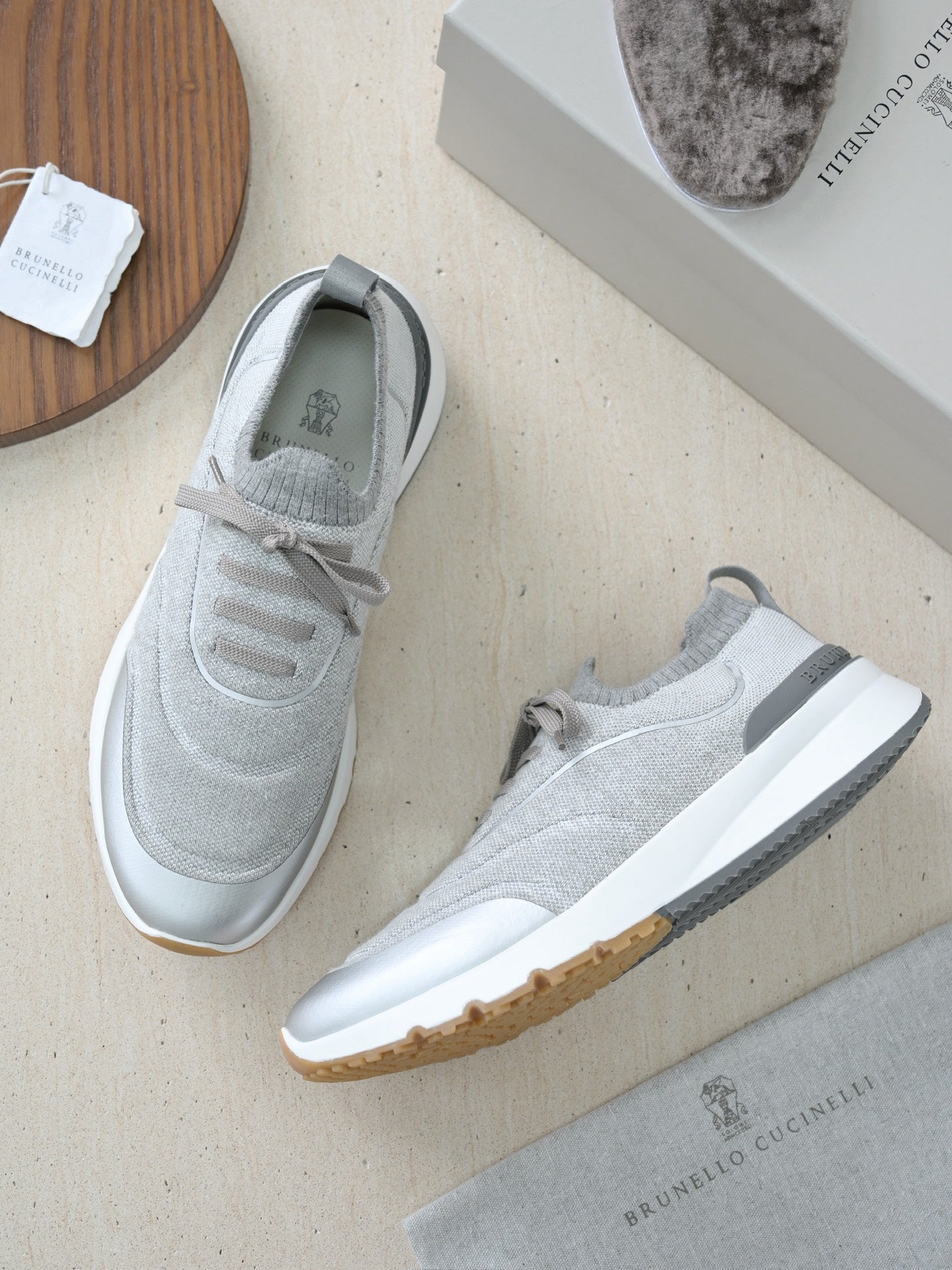 Brunello Cucinelli Herren Sneaker aus Strick mit Metallic-Details in Hellgrau