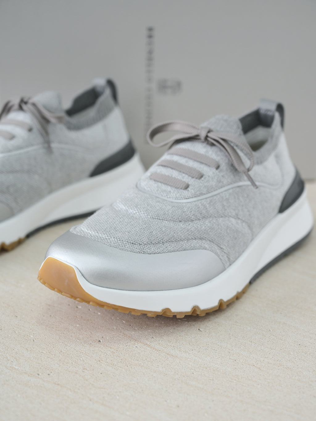 Brunello Cucinelli Herren Sneaker aus Strick mit Metallic-Details in Hellgrau