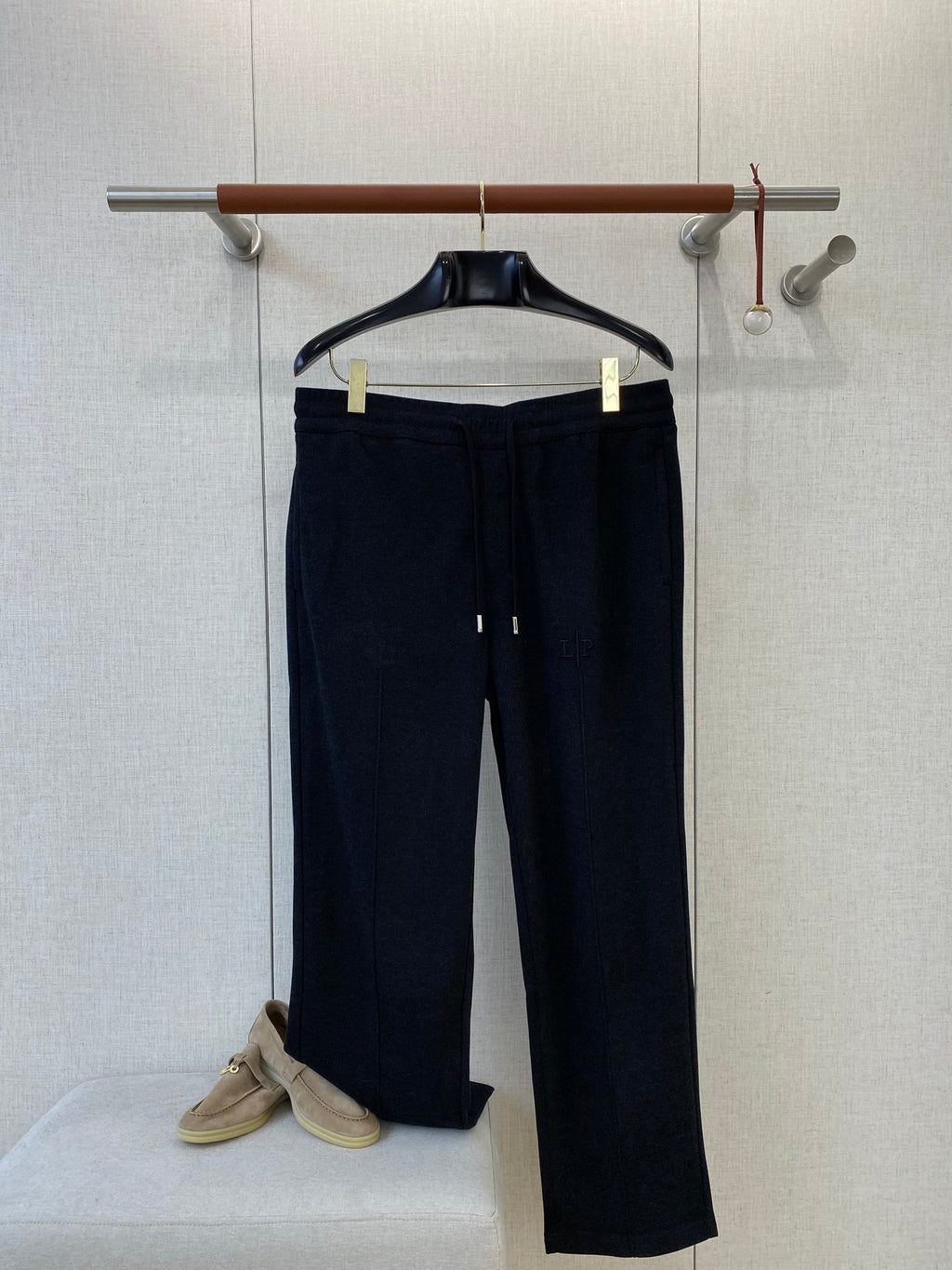 Loro Piana Schwarze Herren Sweatpants mit vertikaler Naht und gepraegtem Logo