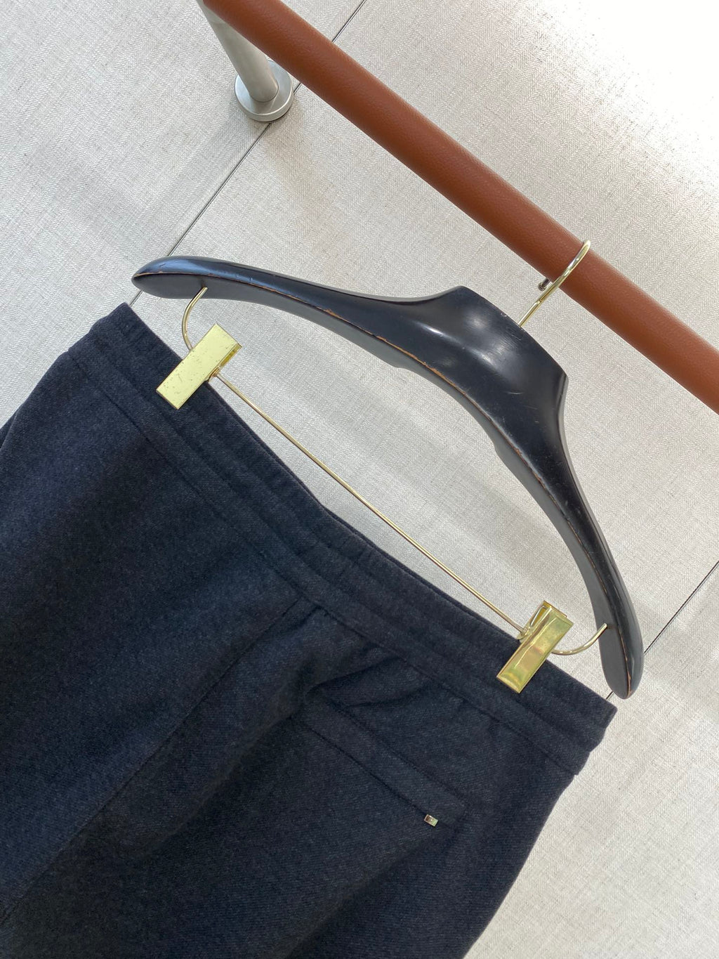 Loro Piana Schwarze Herren Sweatpants mit vertikaler Naht und gepraegtem Logo