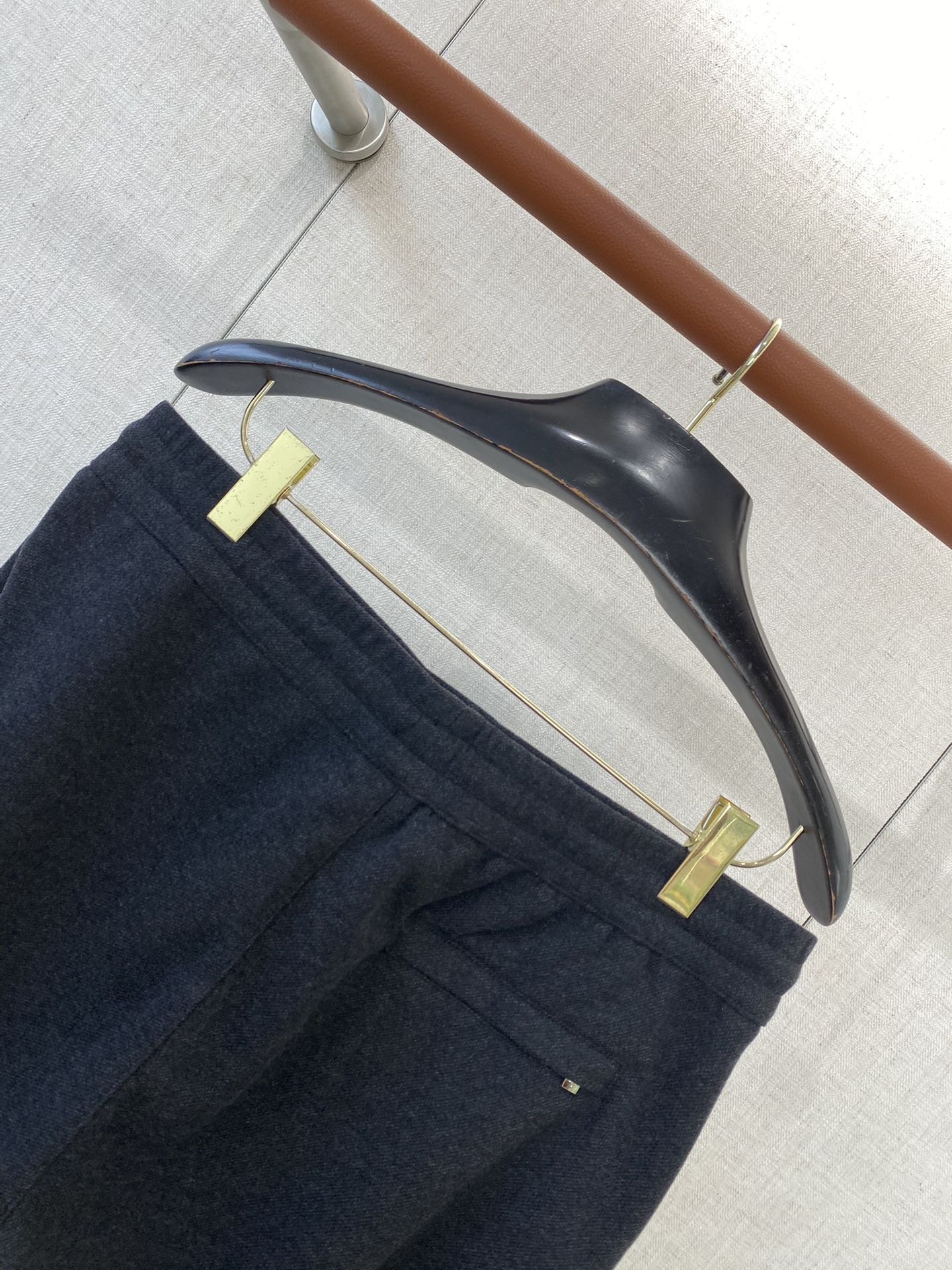 Loro Piana Schwarze Herren Sweatpants mit vertikaler Naht und gepraegtem Logo