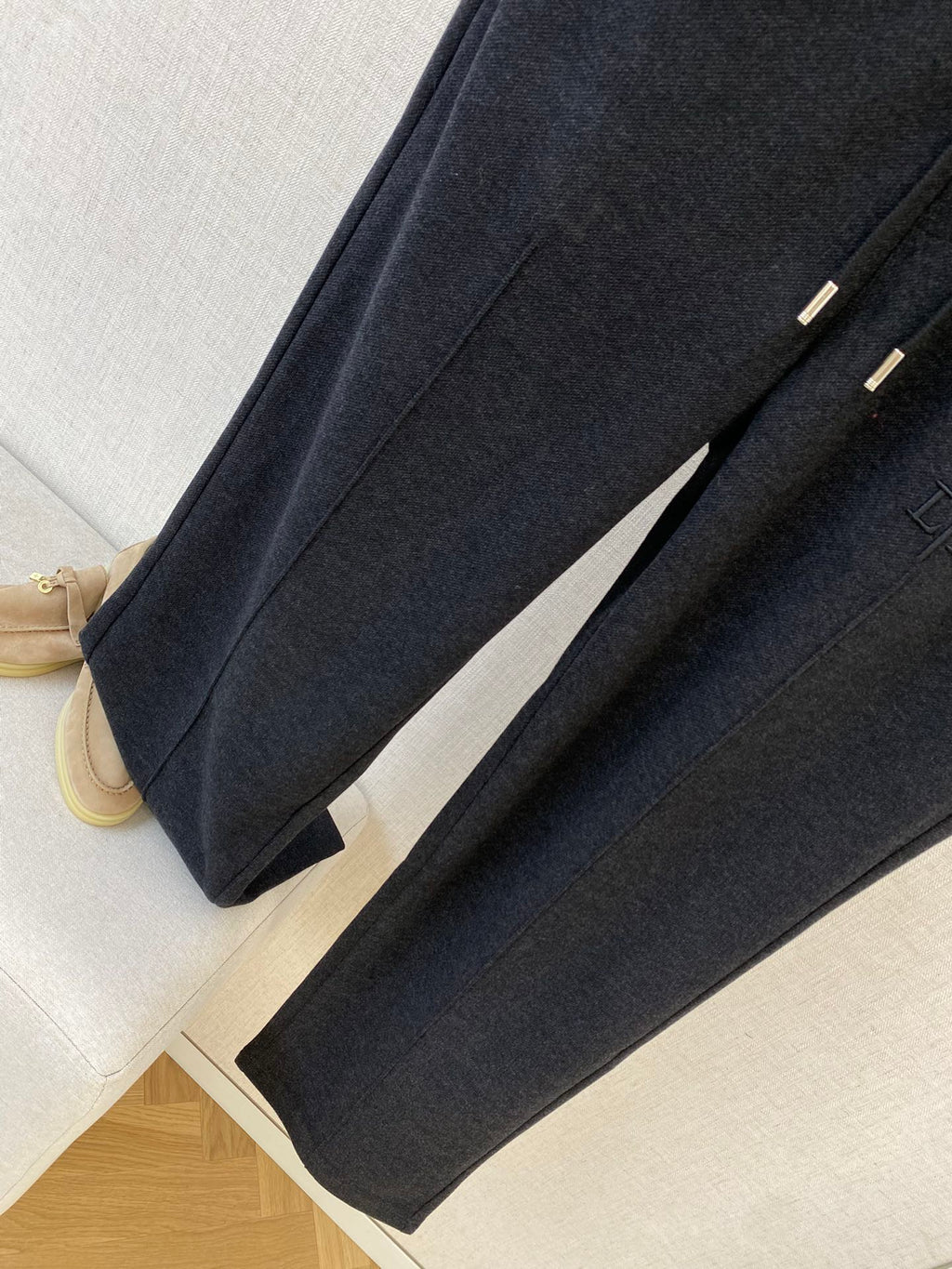 Loro Piana Schwarze Herren Sweatpants mit vertikaler Naht und gepraegtem Logo