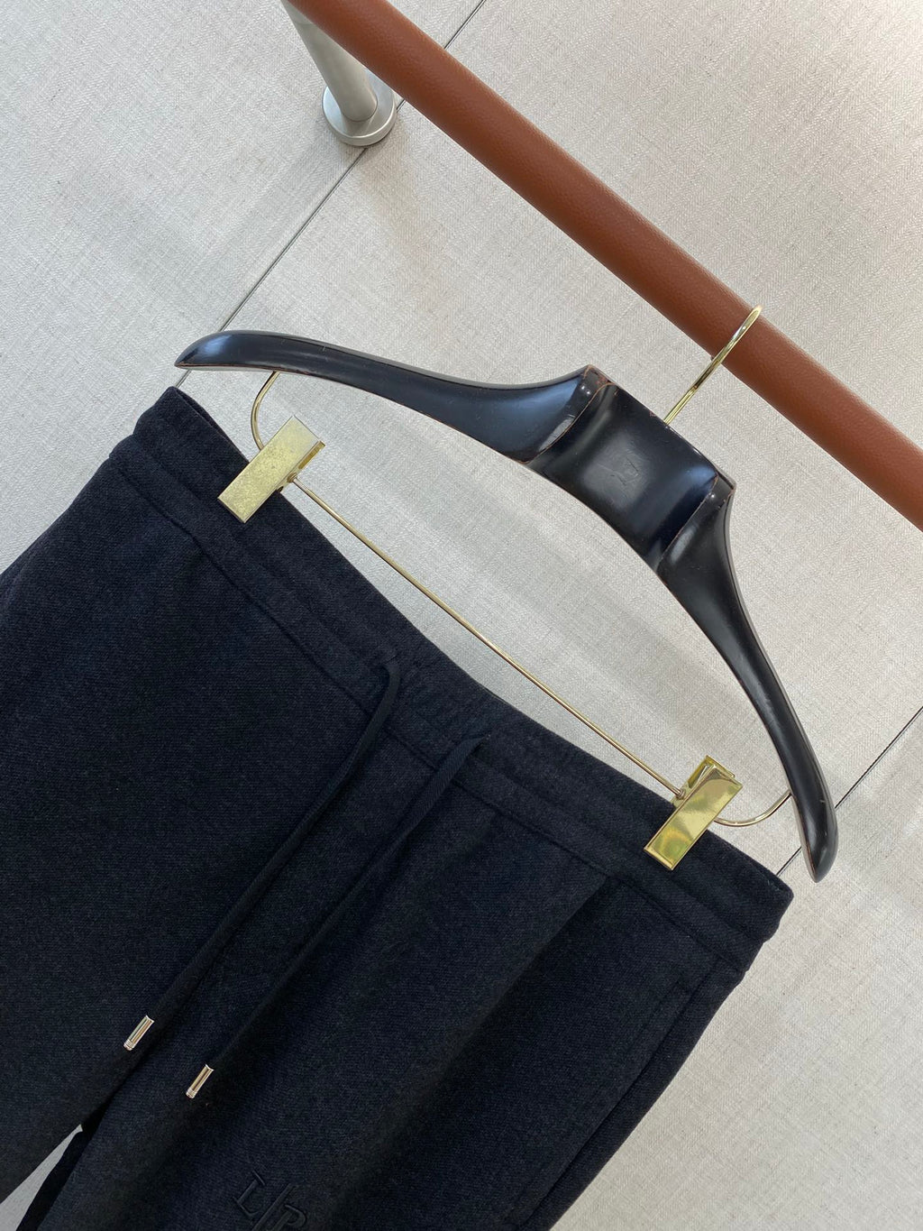 Loro Piana Schwarze Herren Sweatpants mit vertikaler Naht und gepraegtem Logo