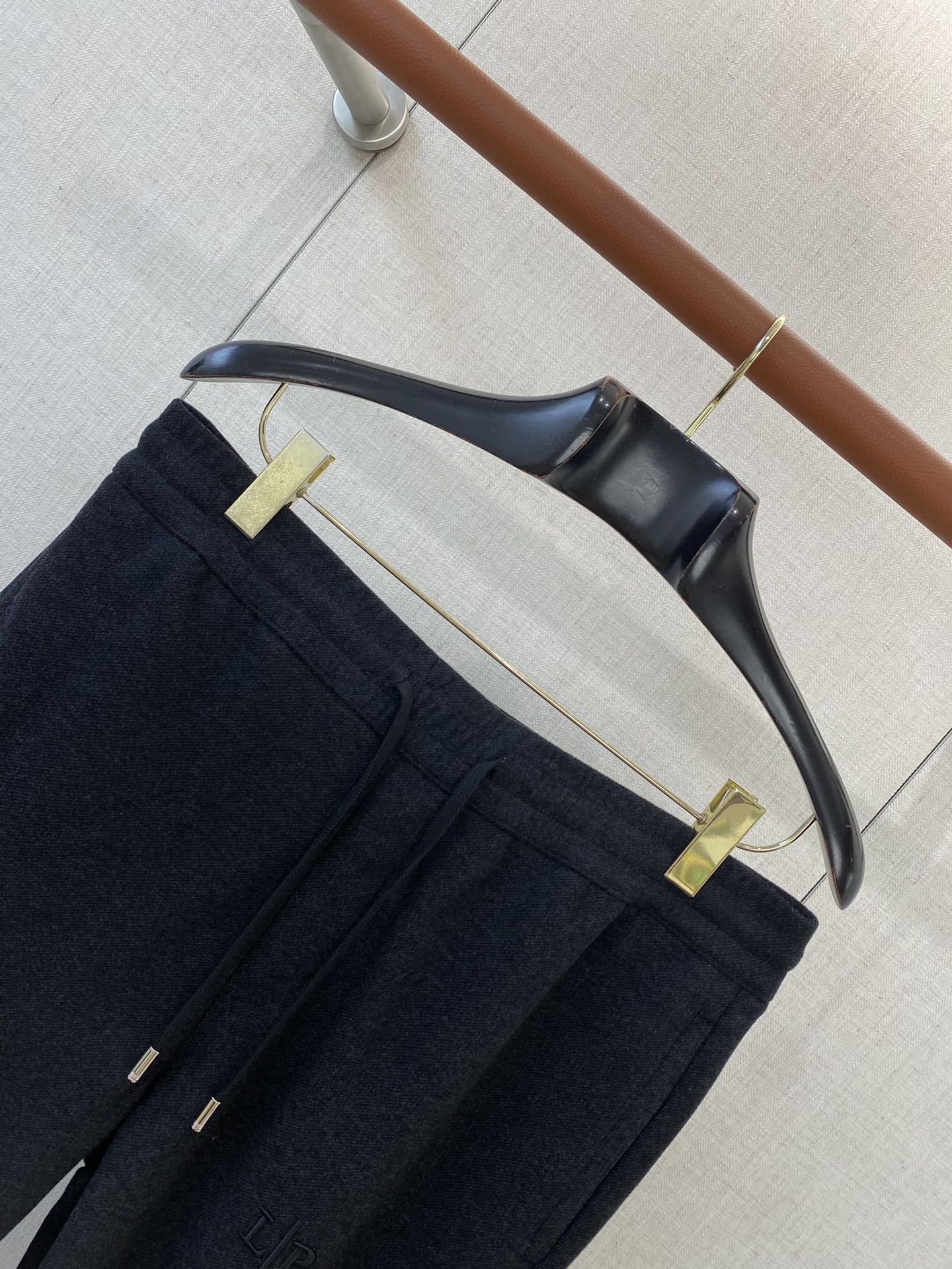 Loro Piana Schwarze Herren Sweatpants mit vertikaler Naht und gepraegtem Logo