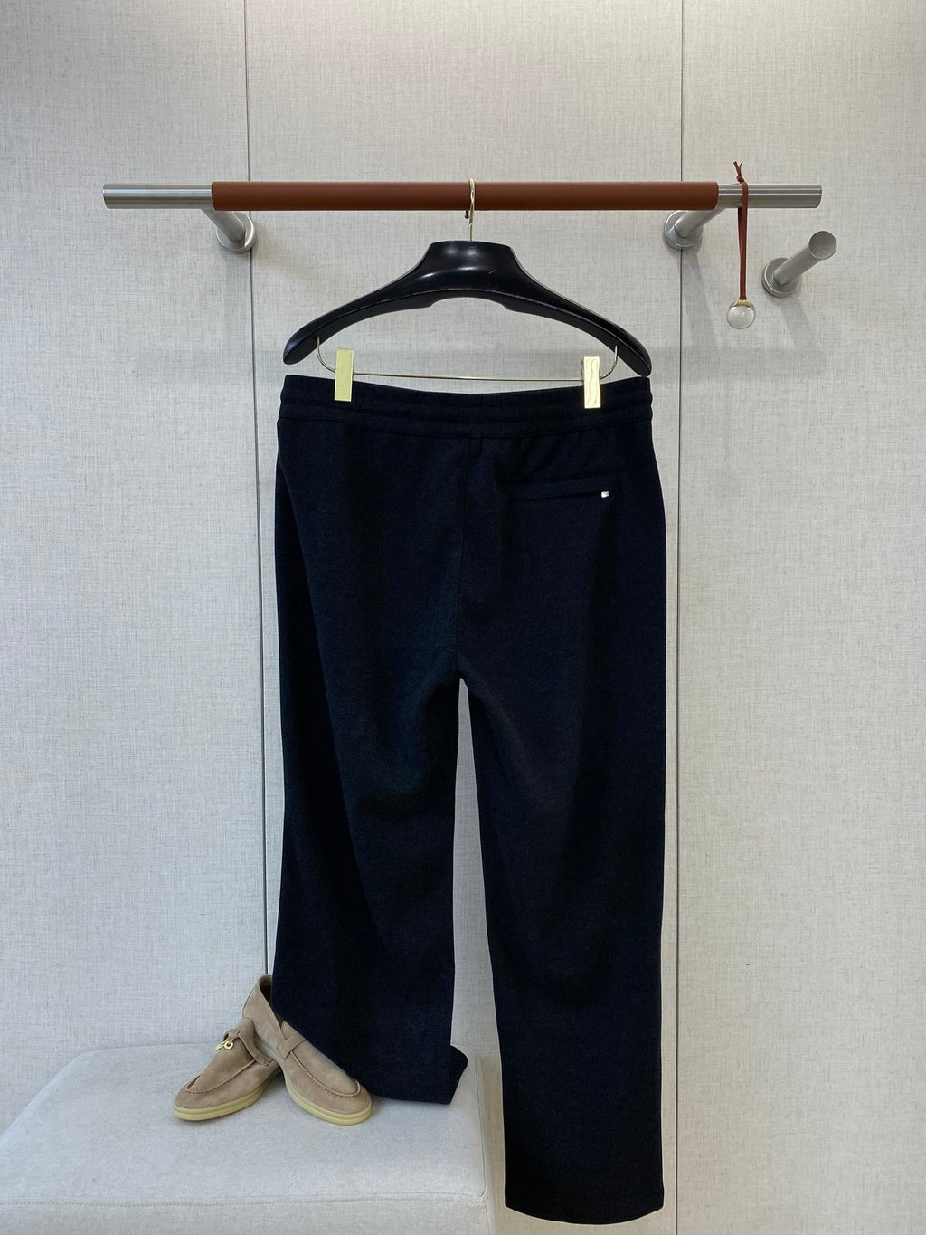 Loro Piana Schwarze Herren Sweatpants mit vertikaler Naht und gepraegtem Logo
