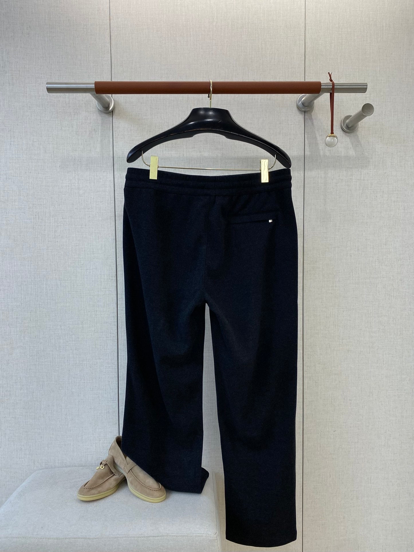 Loro Piana Schwarze Herren Sweatpants mit vertikaler Naht und gepraegtem Logo