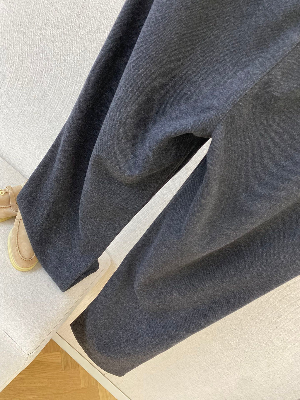 Loro Piana Schwarze Herren Sweatpants mit vertikaler Naht und gepraegtem Logo