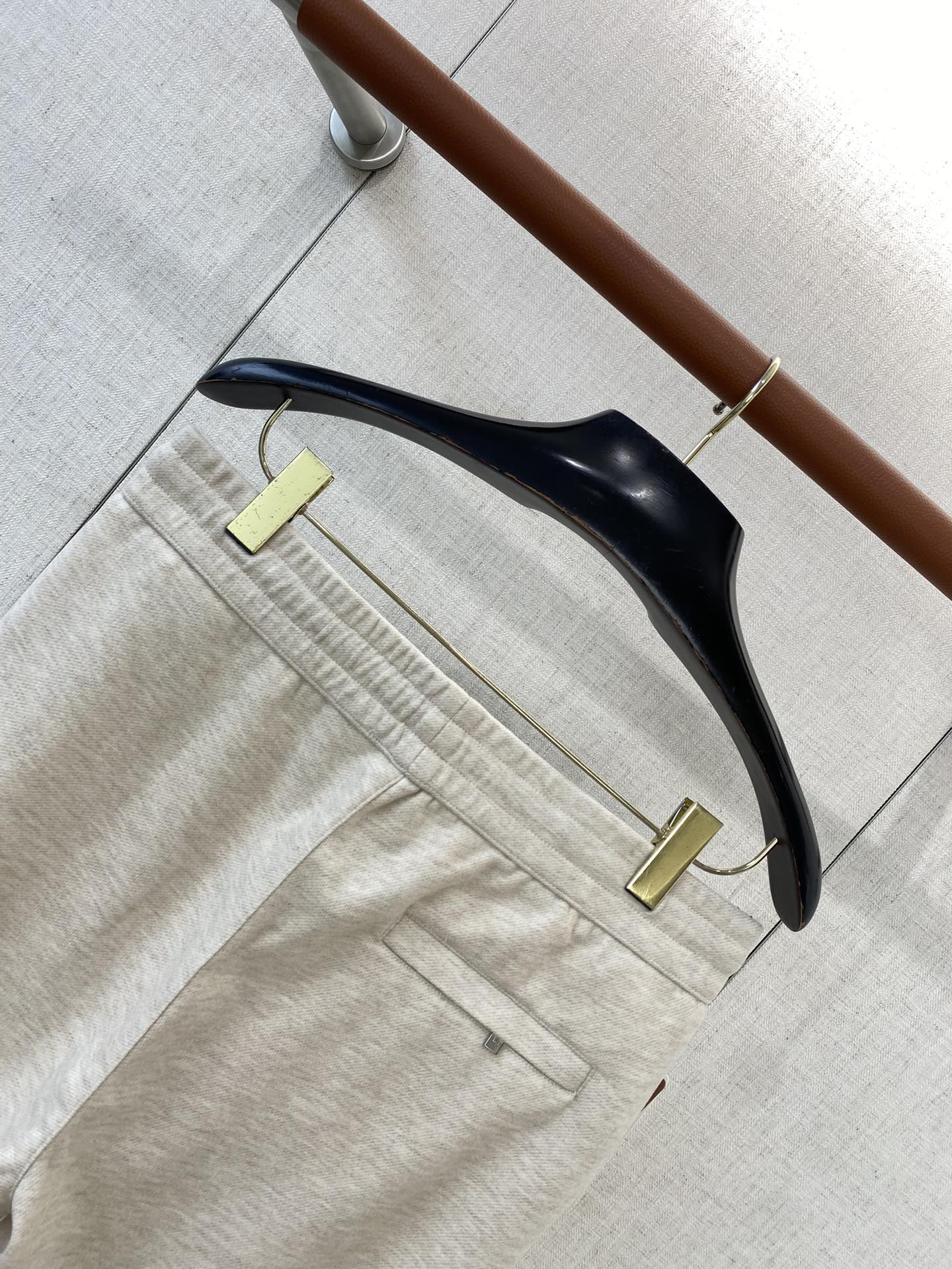 Loro Piana Beige Herren Sweatpants mit vertikaler Naht und ILP-Sticklogo