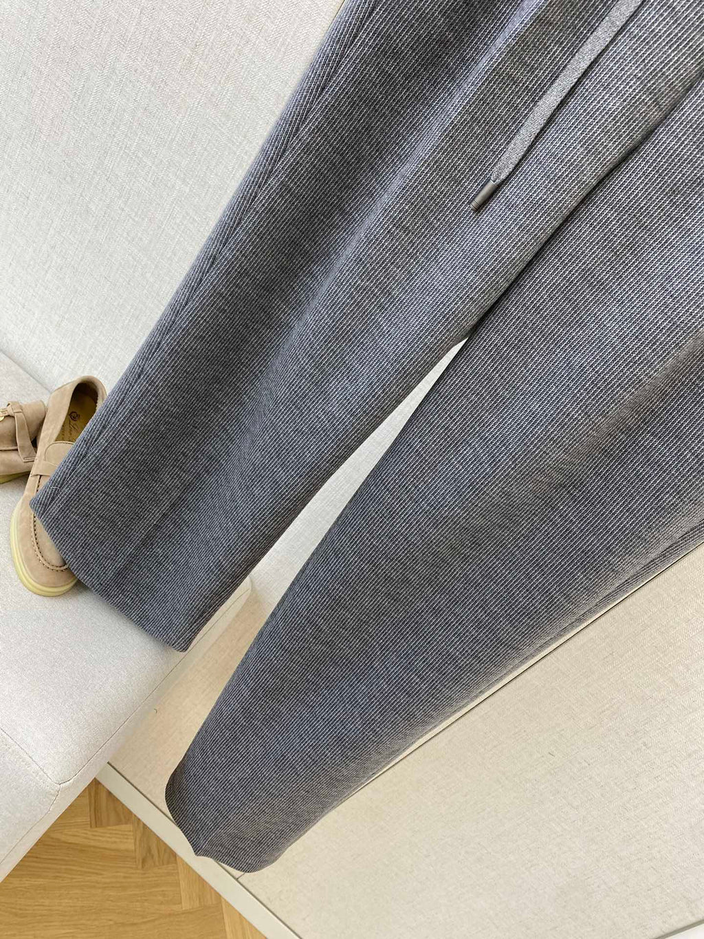 Loro Piana Dunkelgraue Herren Hose mit Kordelzug, Gürtelschlaufen und Nahtdetail