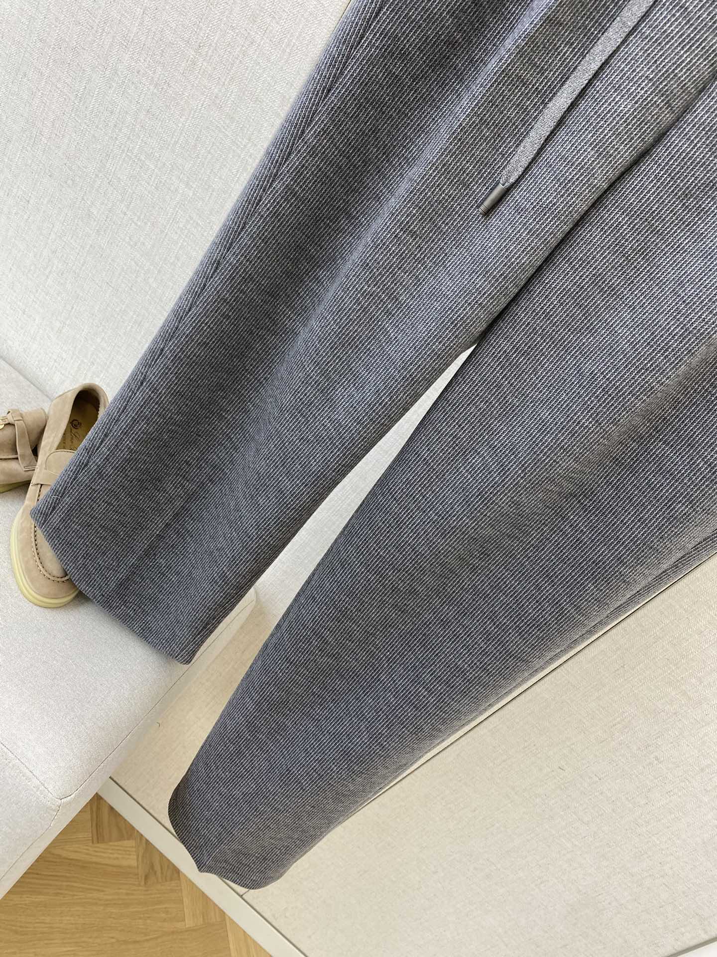 Loro Piana Dunkelgraue Herren Hose mit Kordelzug, Gürtelschlaufen und Nahtdetail