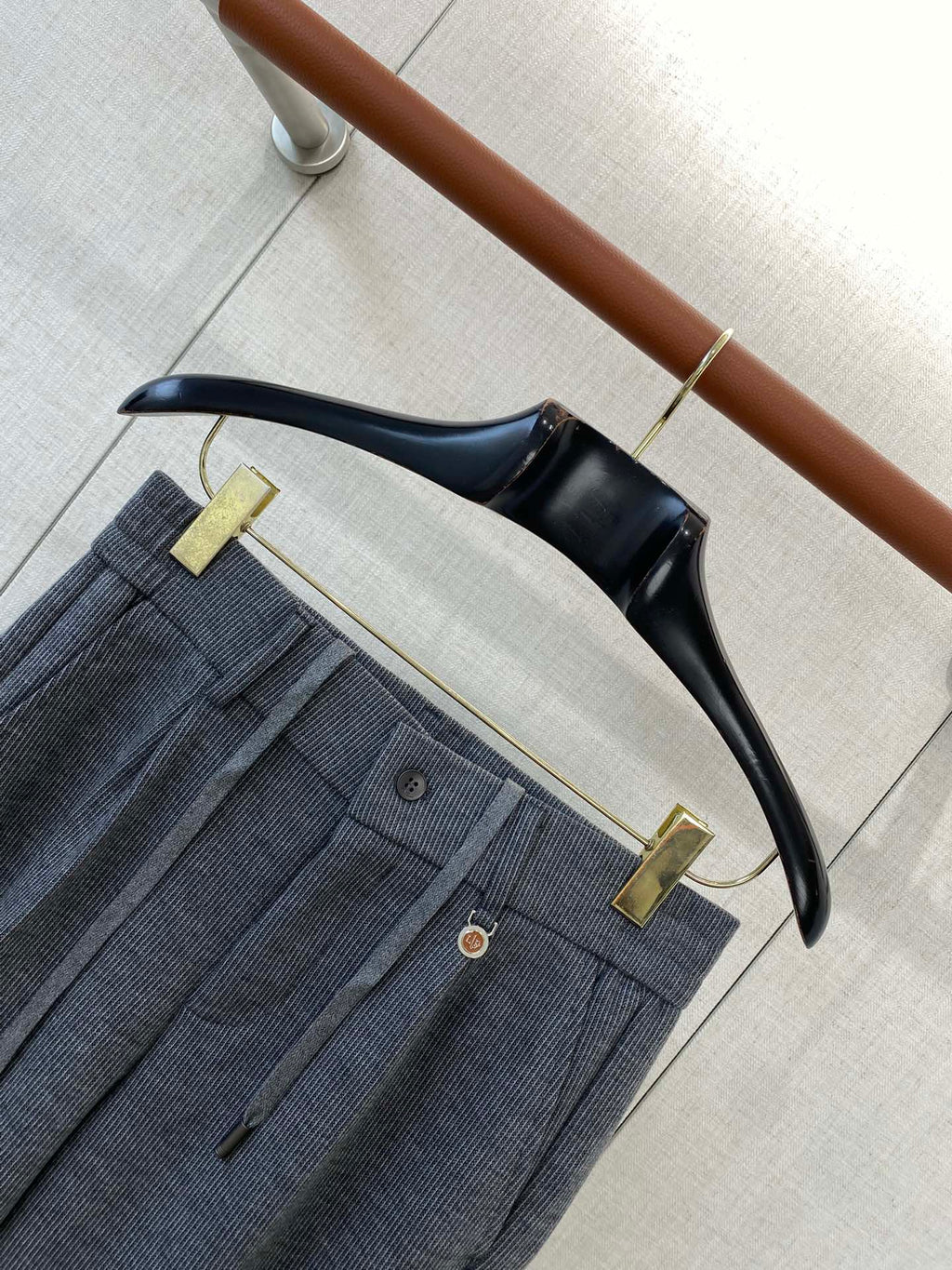 Loro Piana Dunkelgraue Herren Hose mit Kordelzug, Gürtelschlaufen und Nahtdetail