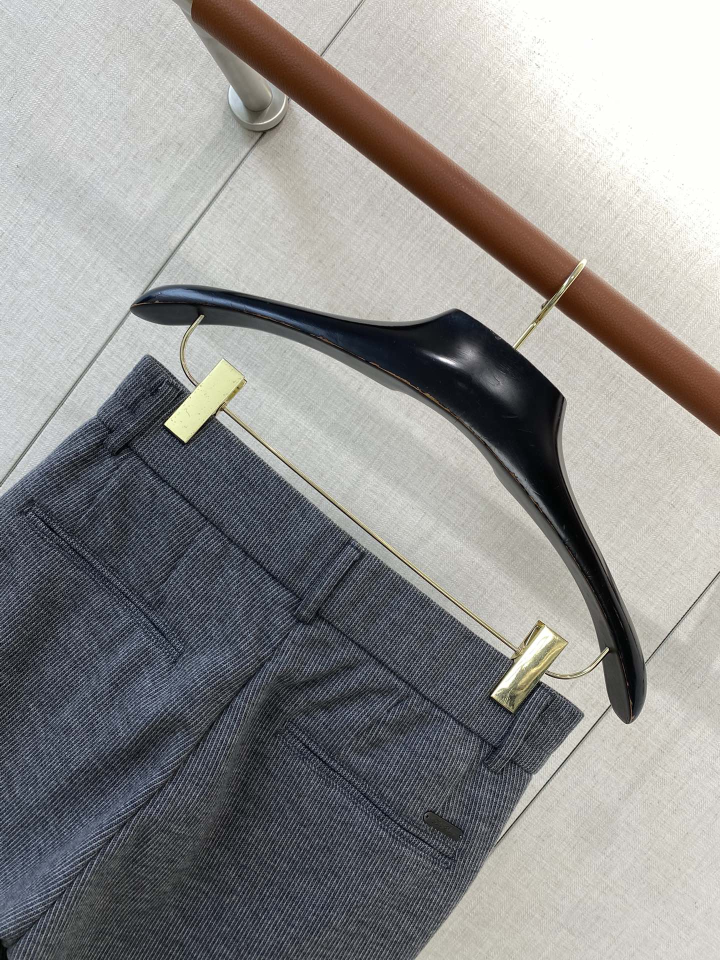 Loro Piana Dunkelgraue Herren Hose mit Kordelzug, Gürtelschlaufen und Nahtdetail