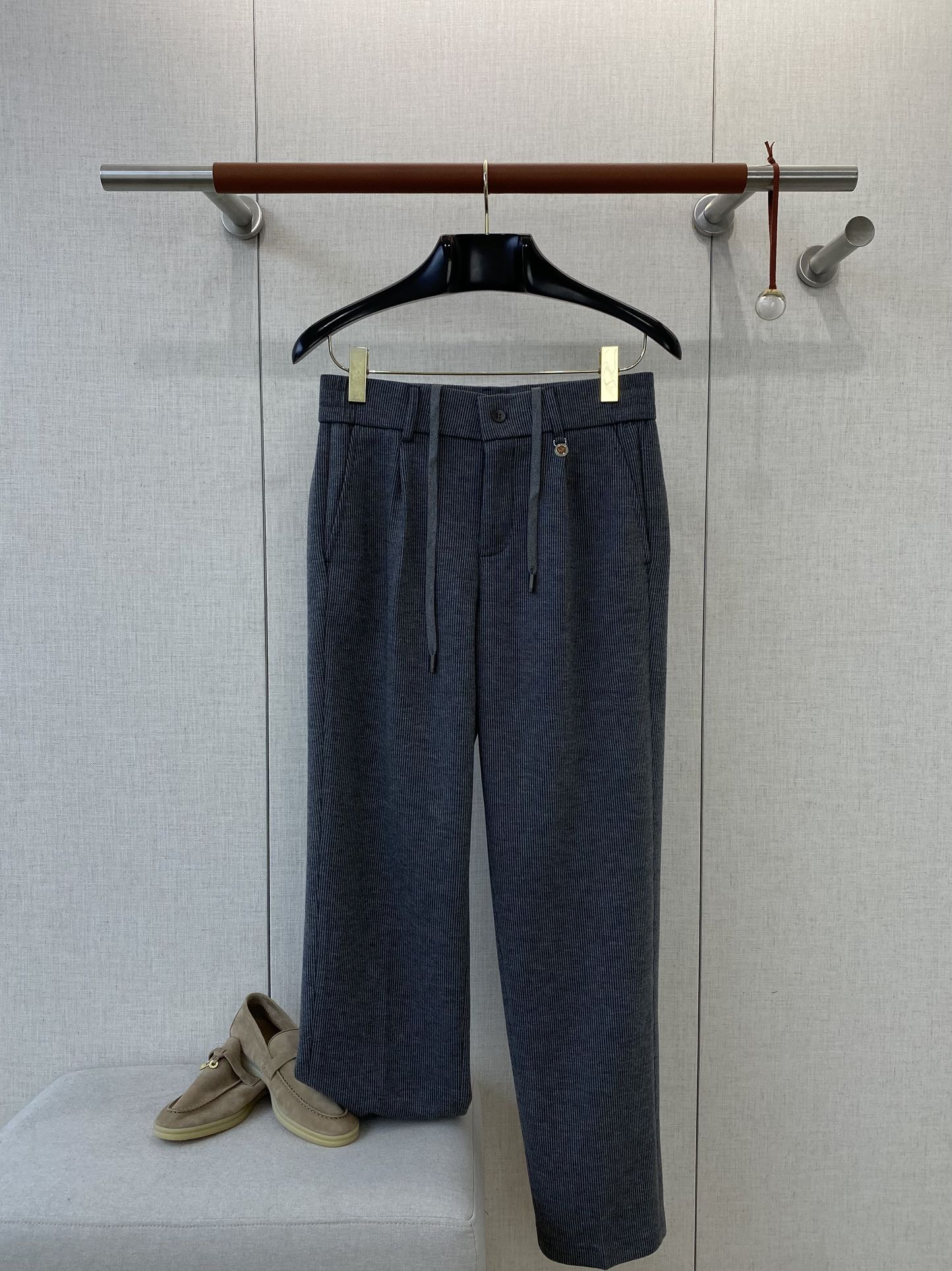 Loro Piana Dunkelgraue Herren Hose mit Kordelzug, Gürtelschlaufen und Nahtdetail