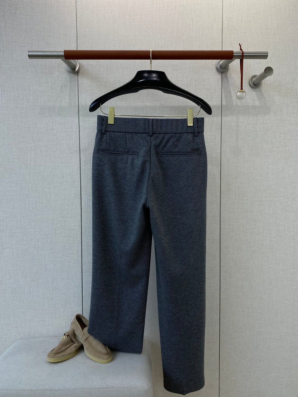 Loro Piana Dunkelgraue Herren Hose mit Kordelzug, Gürtelschlaufen und Nahtdetail