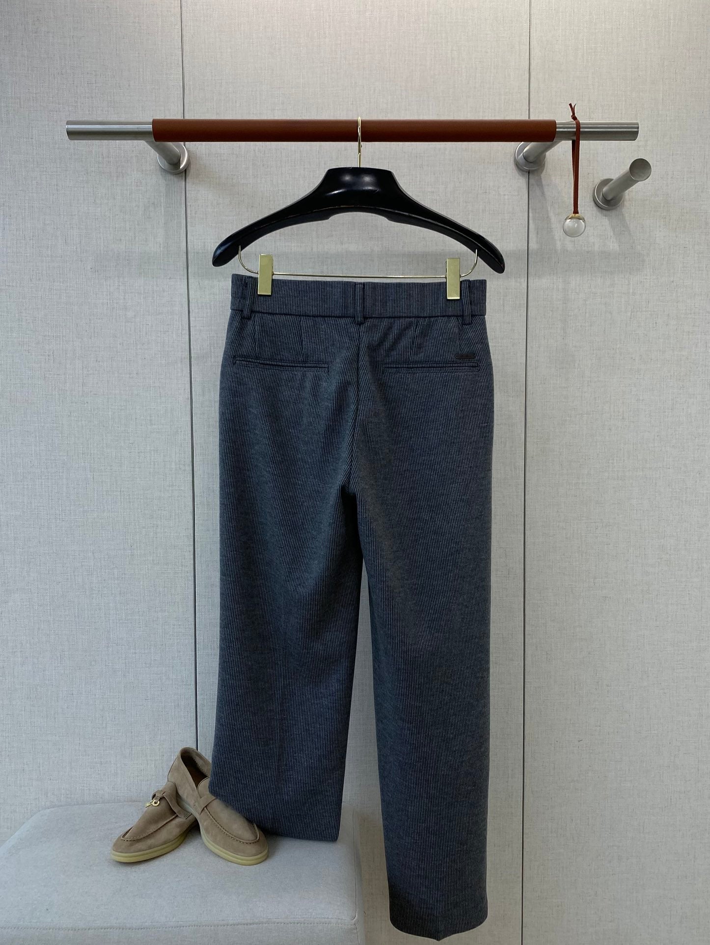 Loro Piana Dunkelgraue Herren Hose mit Kordelzug, Gürtelschlaufen und Nahtdetail