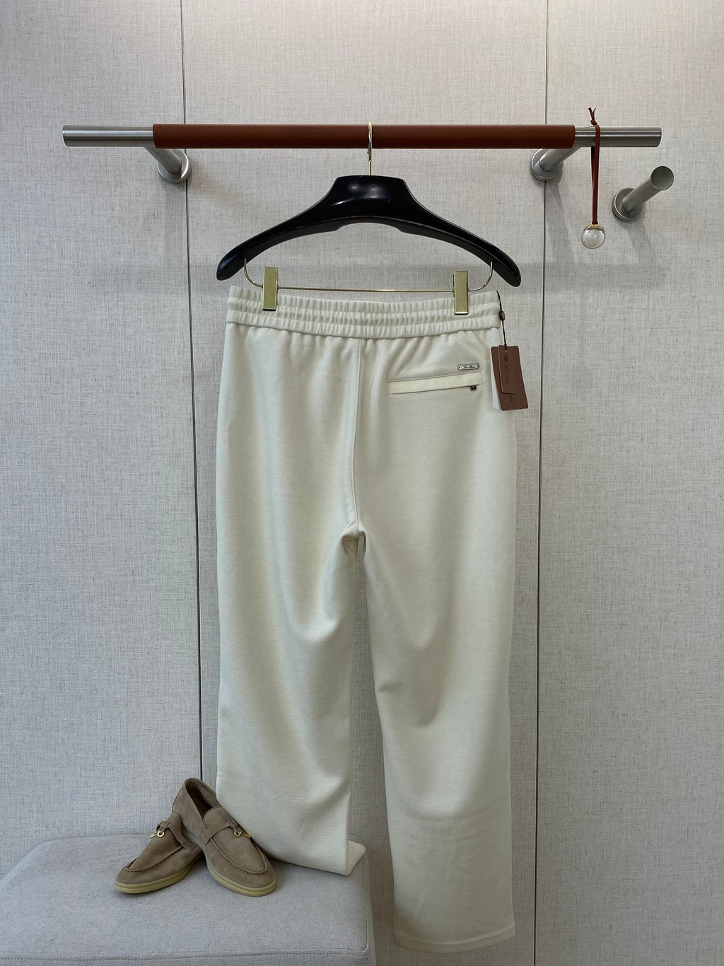 Loro Piana Cremefarbene Herren Sweatpants mit Kordelzug und Stickdetail