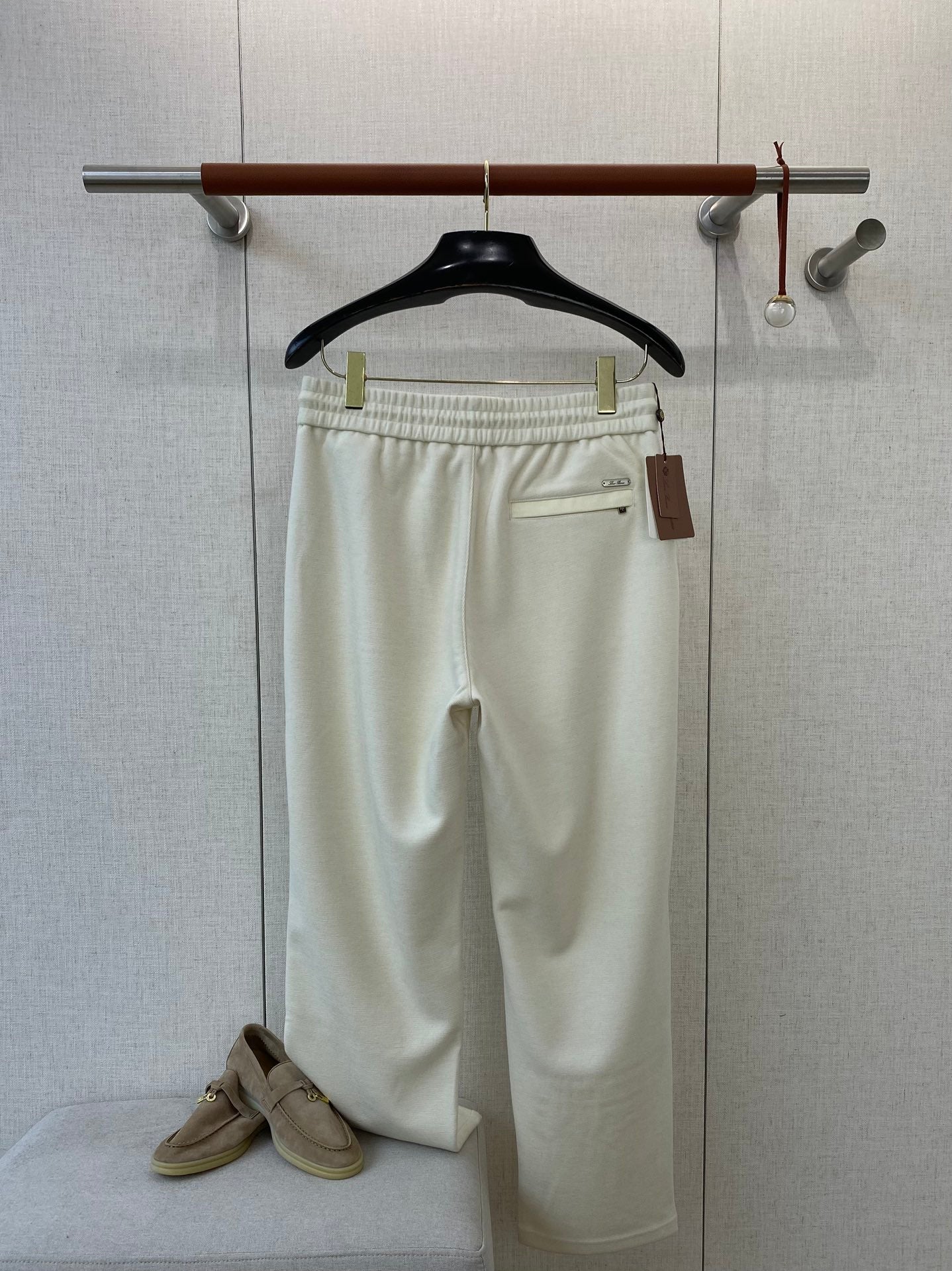 Loro Piana Cremefarbene Herren Sweatpants mit Kordelzug und Stickdetail