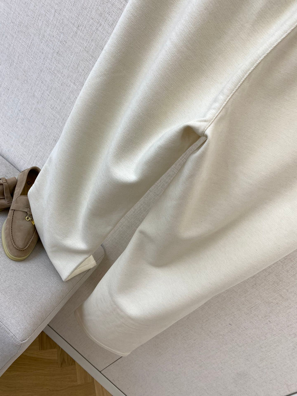 Loro Piana Cremefarbene Herren Sweatpants mit Kordelzug und Stickdetail