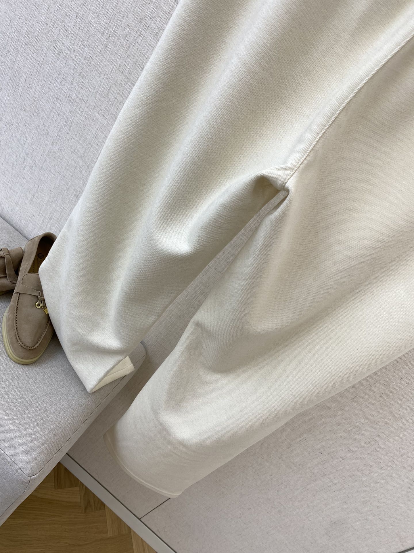 Loro Piana Cremefarbene Herren Sweatpants mit Kordelzug und Stickdetail