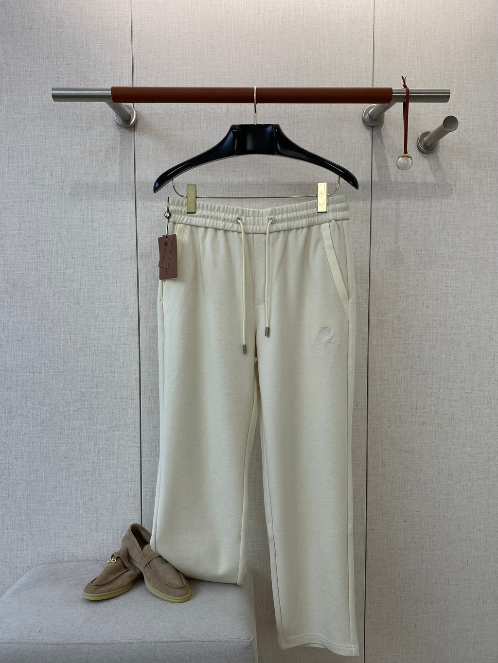 Loro Piana Cremefarbene Herren Sweatpants mit Kordelzug und Stickdetail