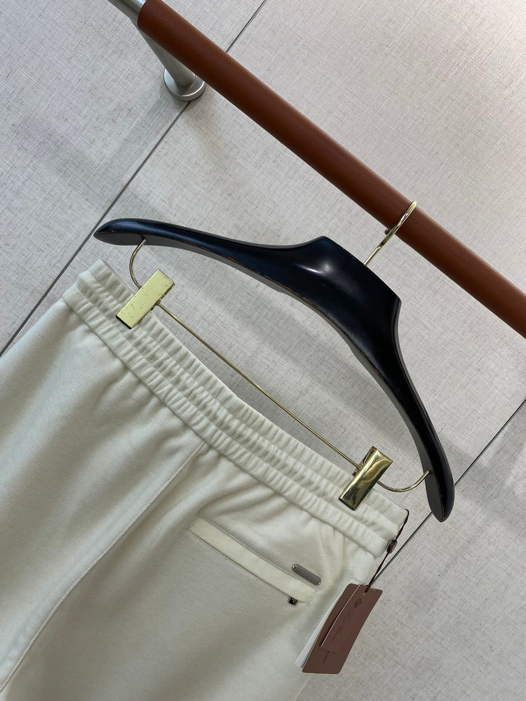 Loro Piana Cremefarbene Herren Sweatpants mit Kordelzug und Stickdetail