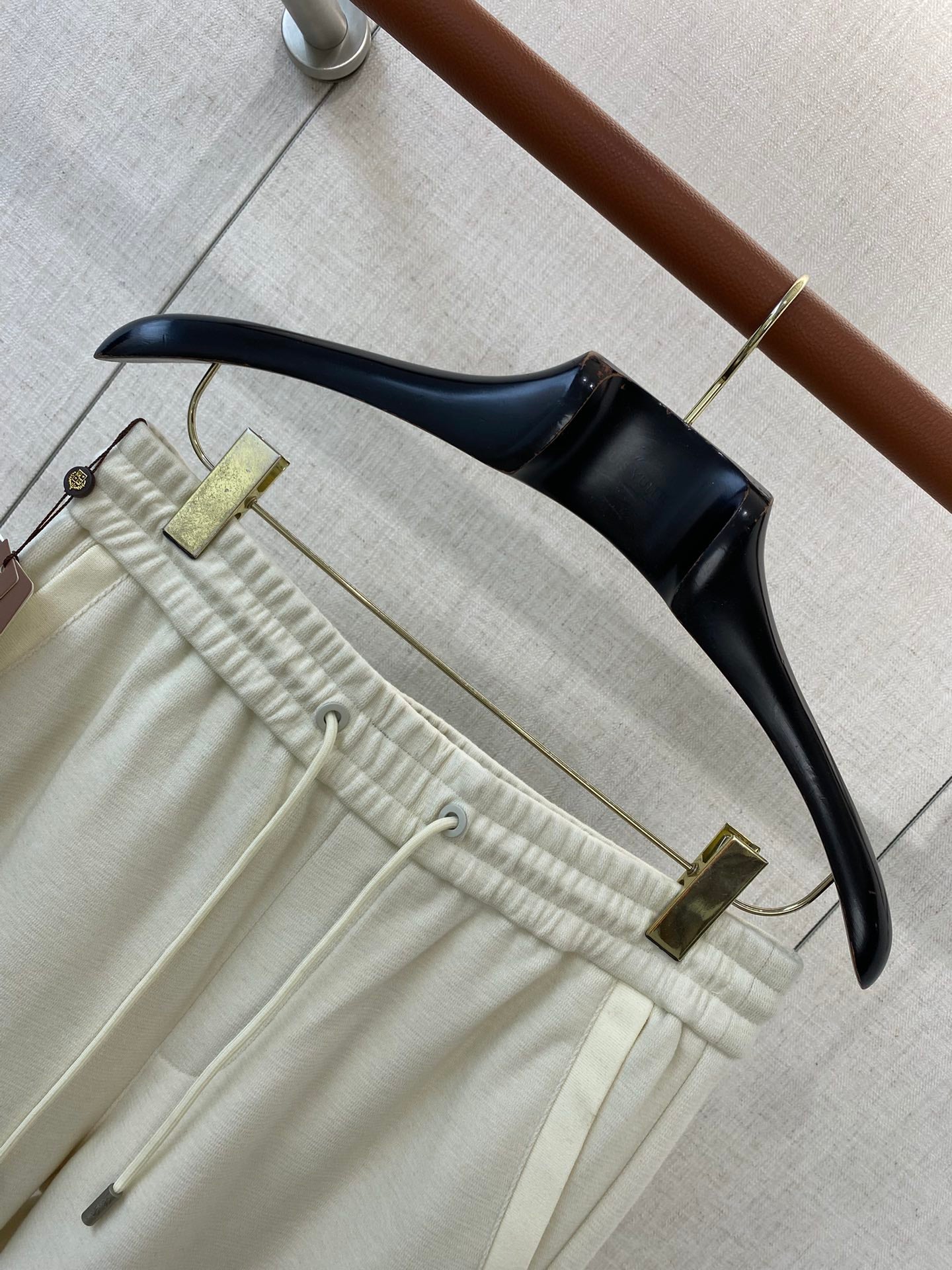 Loro Piana Cremefarbene Herren Sweatpants mit Kordelzug und Stickdetail