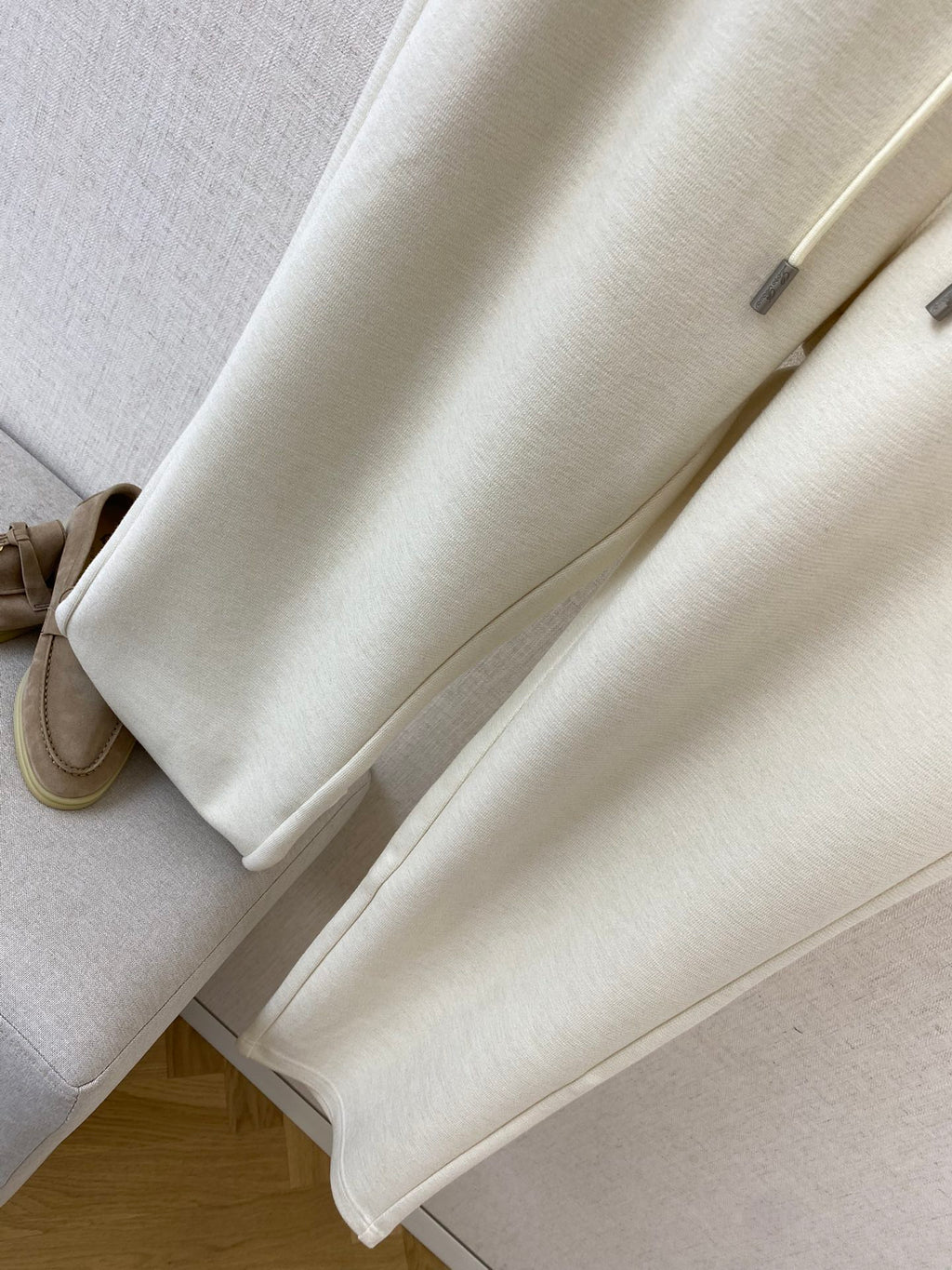 Loro Piana Cremefarbene Herren Sweatpants mit Kordelzug und Stickdetail